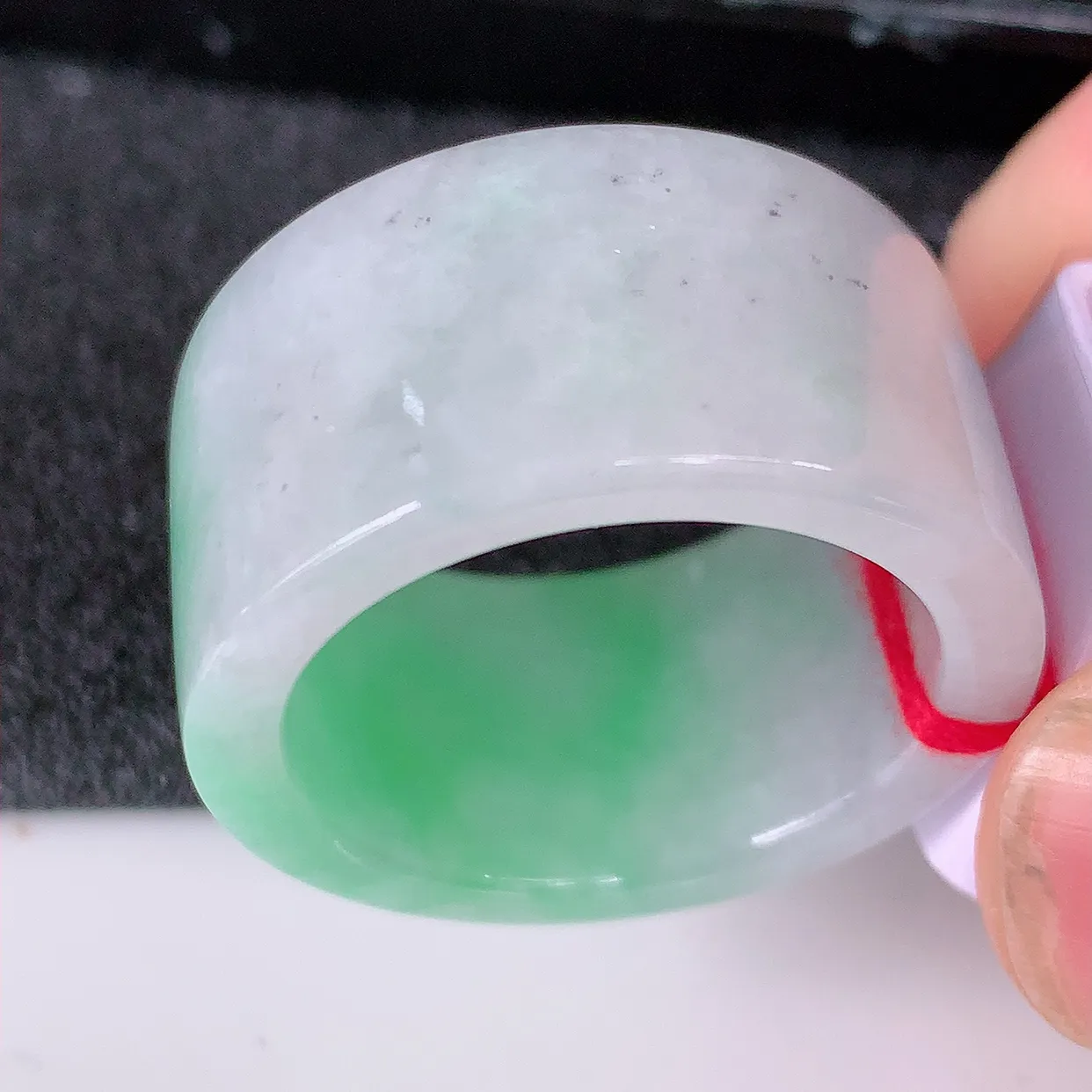 自然光实拍，21.3mm内径飘绿翡翠扳指，冰润指环，玉扳指，戒指，财源滚滚，玉质细腻起胶，27圈口，种水好！#39.20尺寸21.3*14.2-3.6