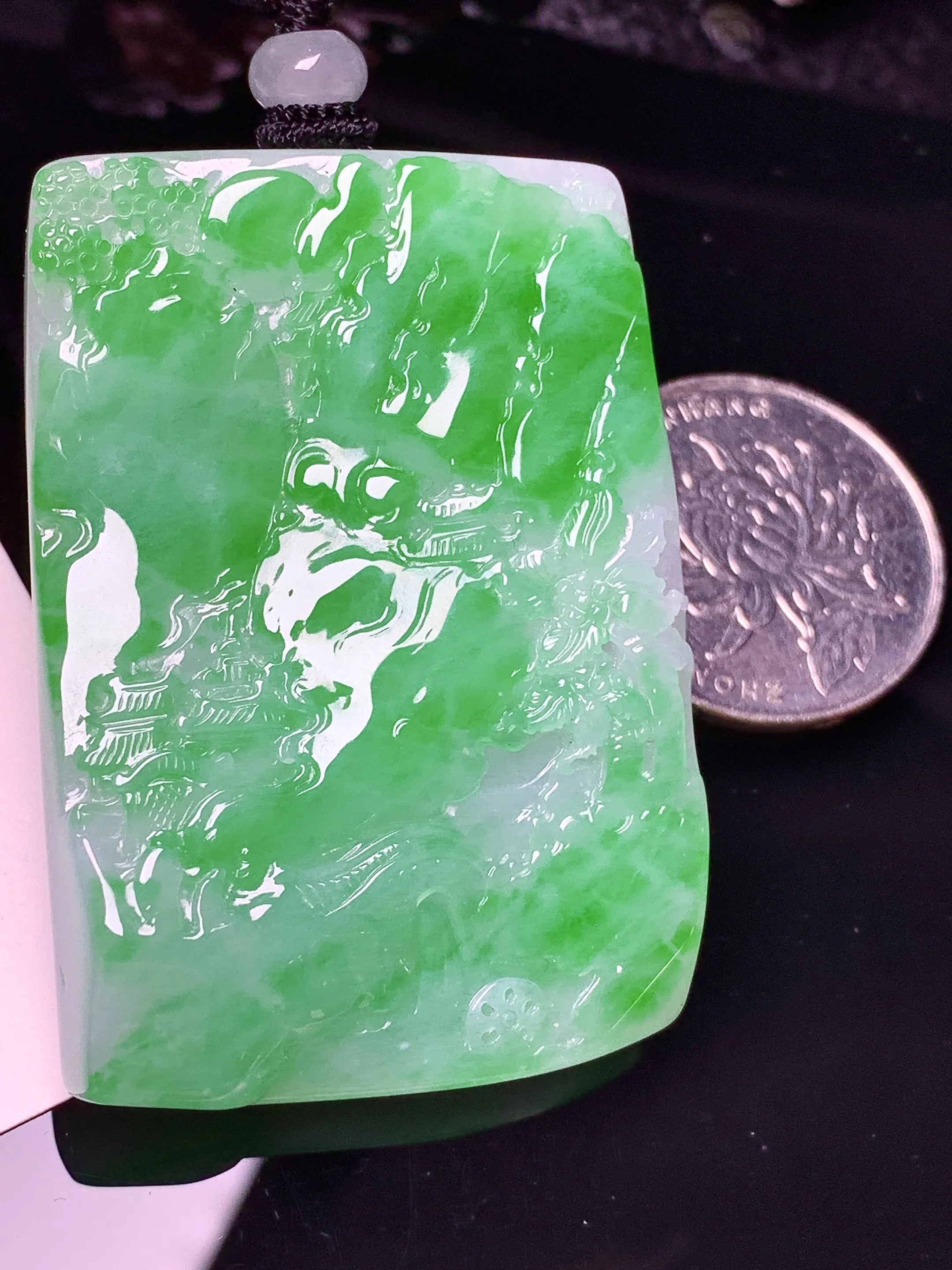 翠绿山水牌子吊坠 玉质细腻 色泽清新艳丽 整体尺寸51*35.6*11.7