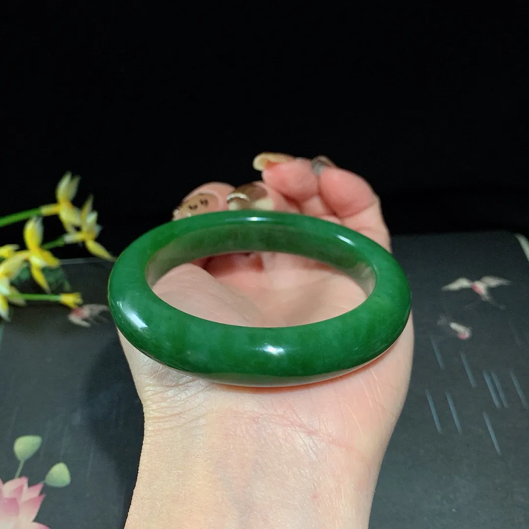 和田玉56.5圈口菠菜绿碧玉手镯！玉质细腻油润 底色纯净 无裂无黑 脂粉好，品质高