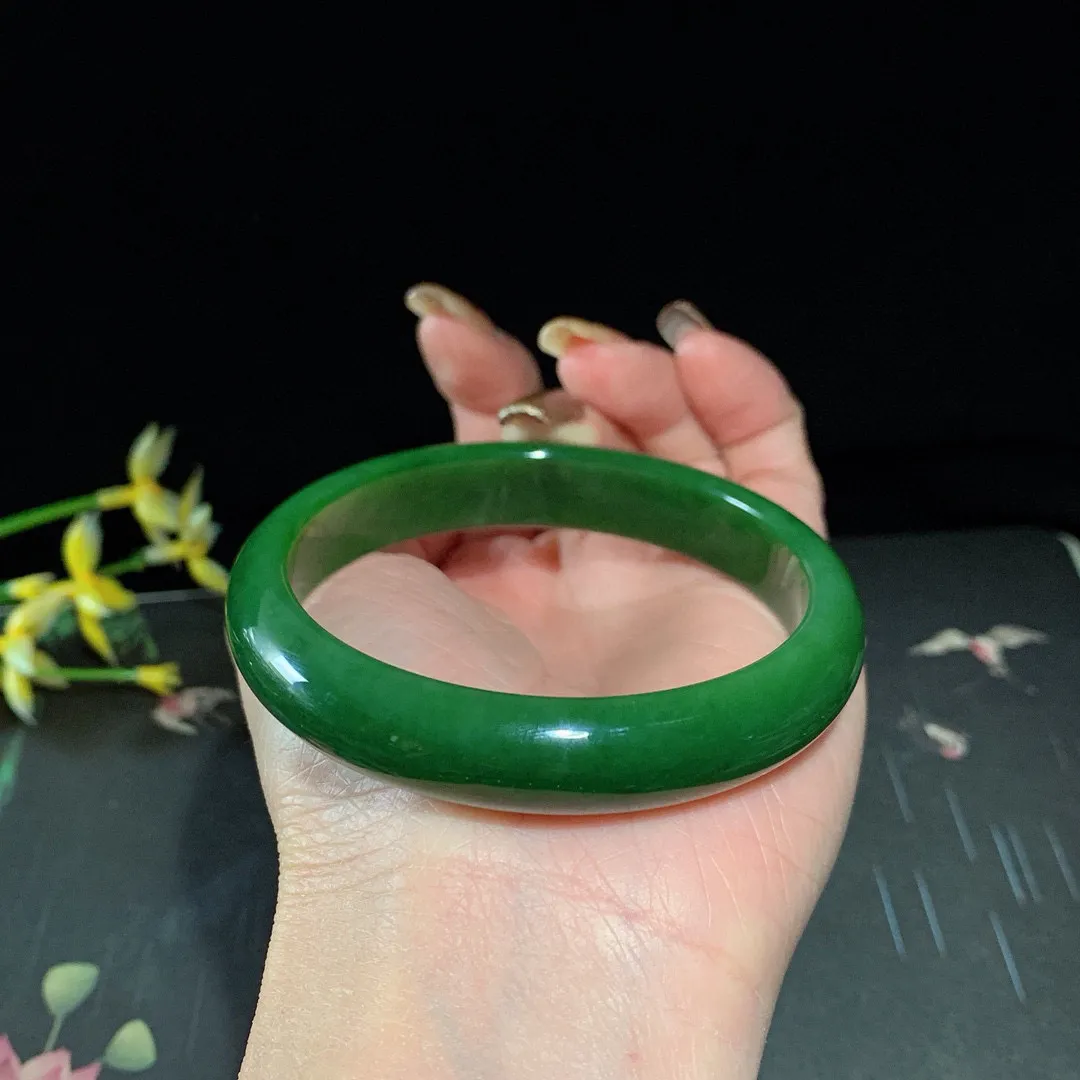 和田玉59.9圈口菠菜绿碧玉手镯！圈口59.9宽12.7重46.9克，玉质细腻油润 底色纯净 无裂无