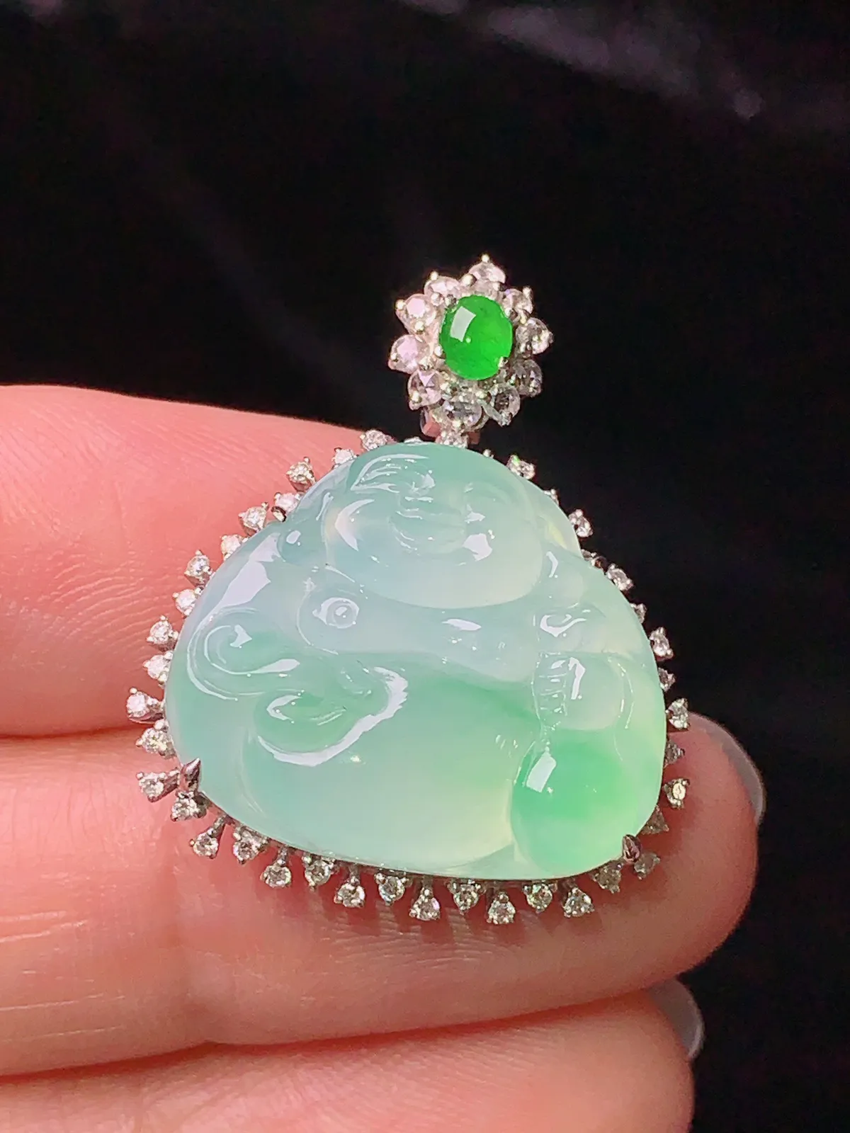 18k金钻镶嵌飘绿布袋佛公吊坠 玉质细腻 色泽清新艳丽 整体尺寸27.3*22.5*8.3