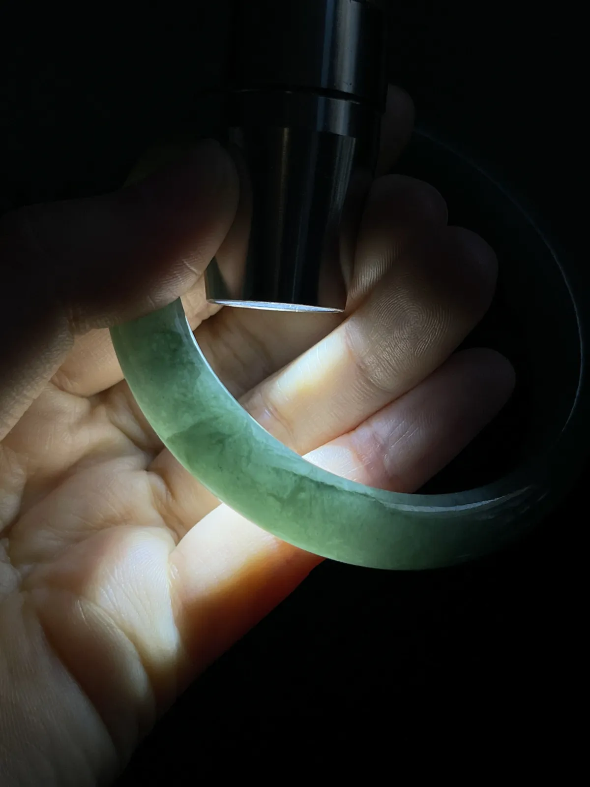 正圈56.5圈口，翡翠糯化种淡绿色手镯