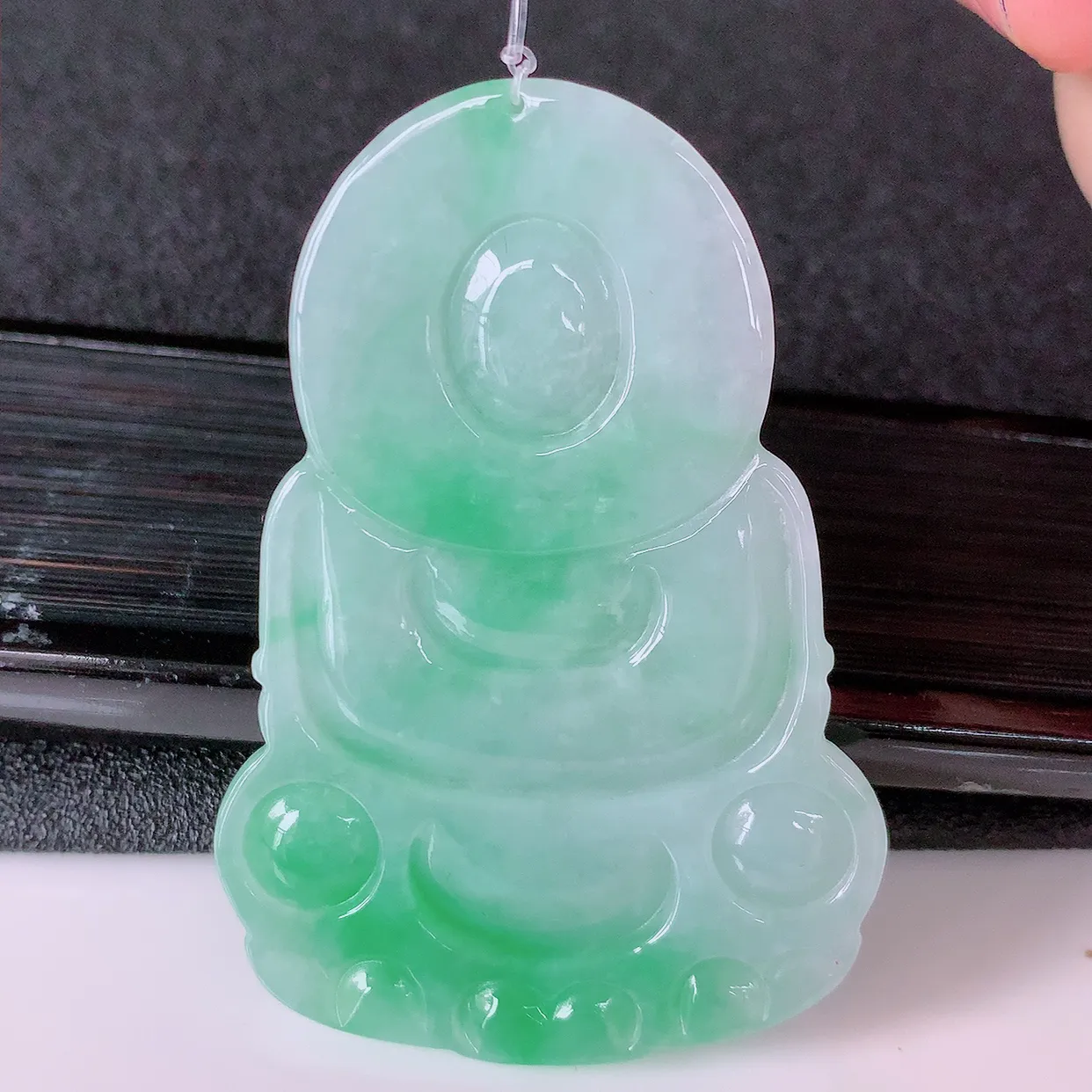 自然光实拍，冰润飘绿翡翠观音菩萨吊坠，赐福翡翠观音，翠绿迷人，观音面相端庄，佩戴时尚出众！#49.20