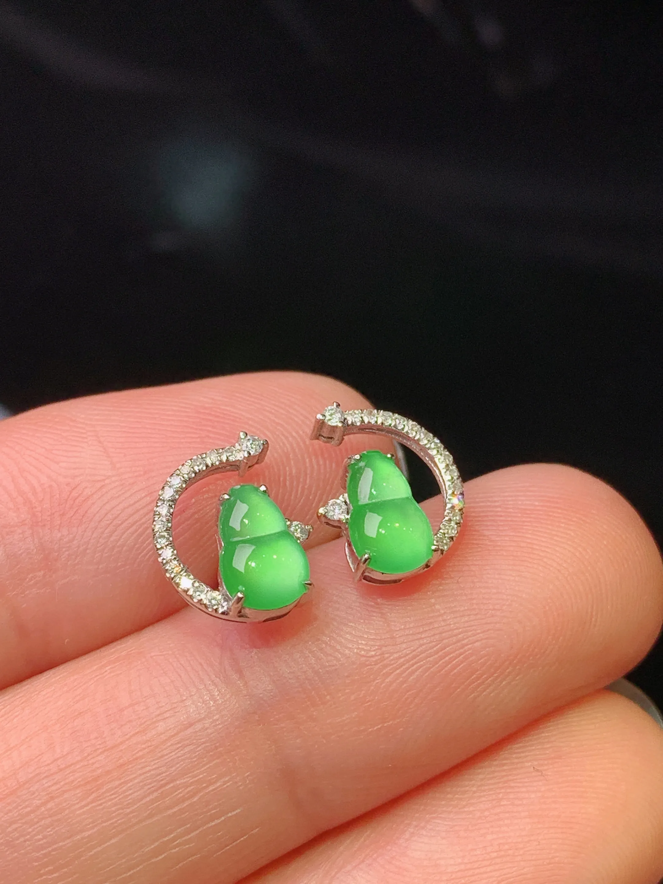 18k金钻镶嵌翠绿葫芦耳钉吊坠 玉质细腻 色泽清新艳丽 整体尺寸10*7.8*3.8