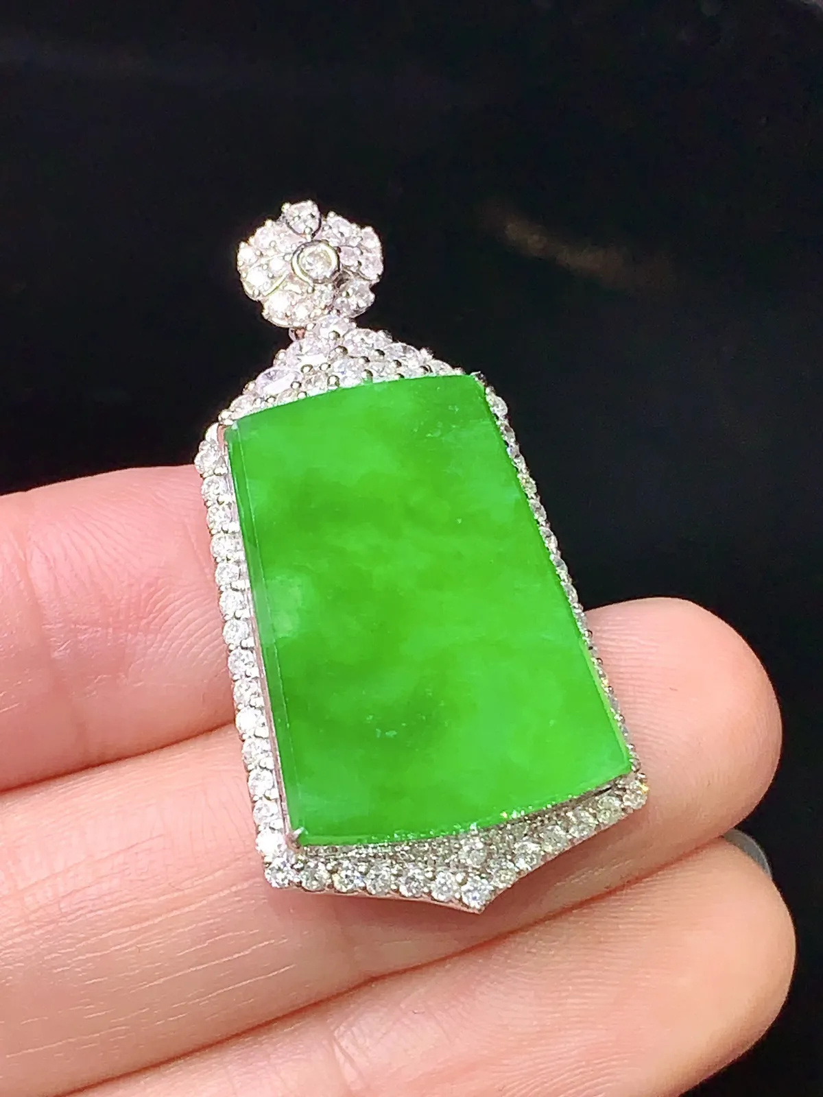 18k金钻镶嵌翠绿无事牌吊坠 玉质细腻 色泽清新艳丽 整体尺寸37*18.3*8