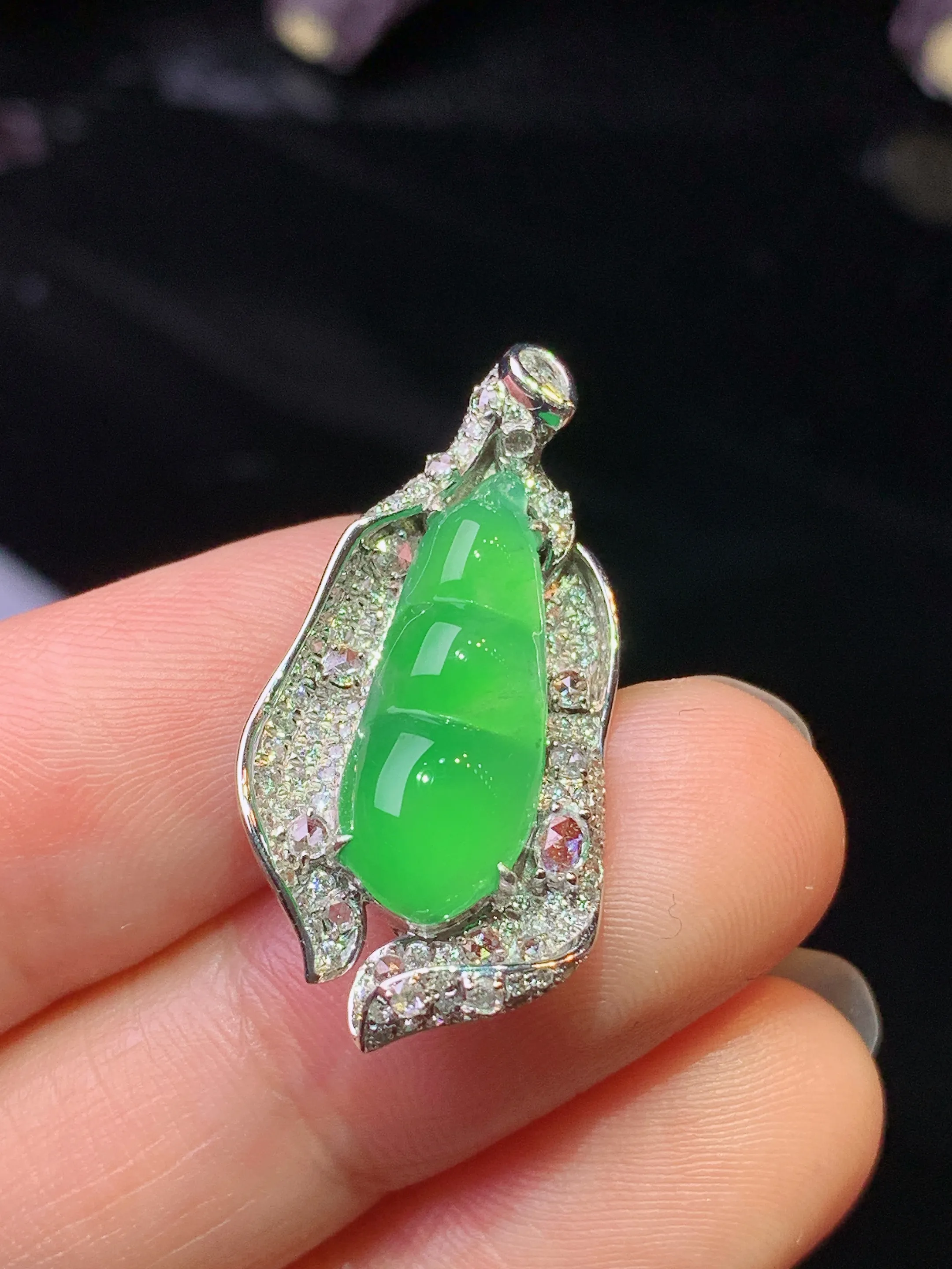 18k金钻镶嵌满绿四季豆吊坠 玉质细腻 色泽清新艳丽 整体尺寸28.5*14.5*7