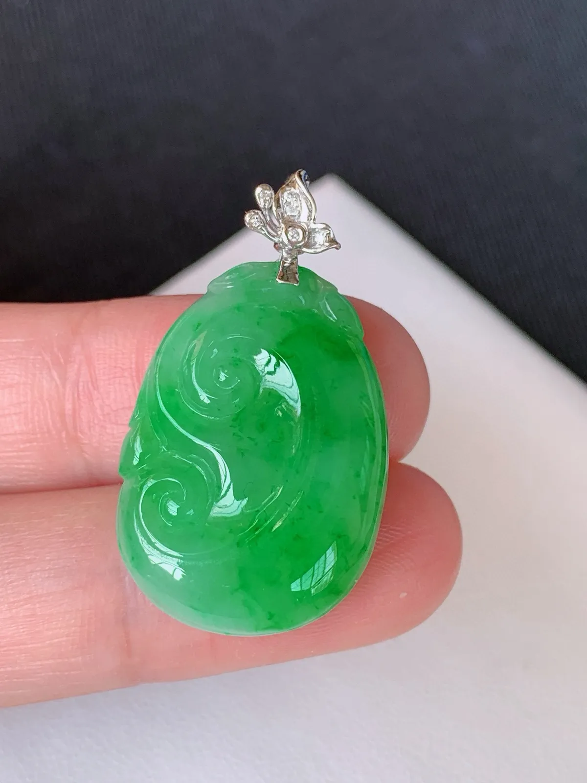 【18k镶嵌冰飘绿如意】完美
裸石尺寸：25.8/18.5/5.4
整体尺寸：32.5