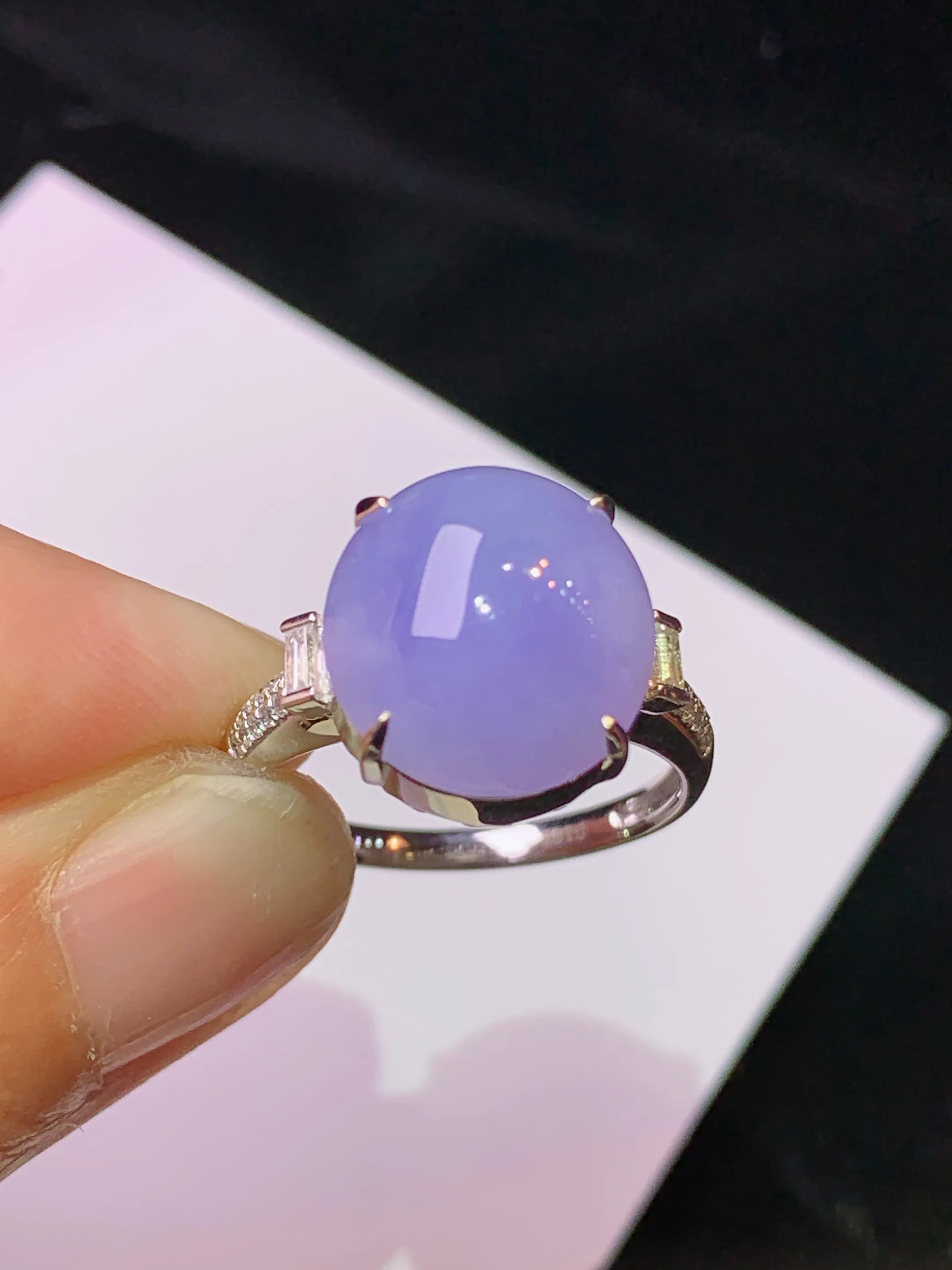 18k金钻镶嵌紫罗兰蛋面戒指 玉质细腻 色泽清新艳丽 圈口14 裸石尺寸12.3*11.5*6.8