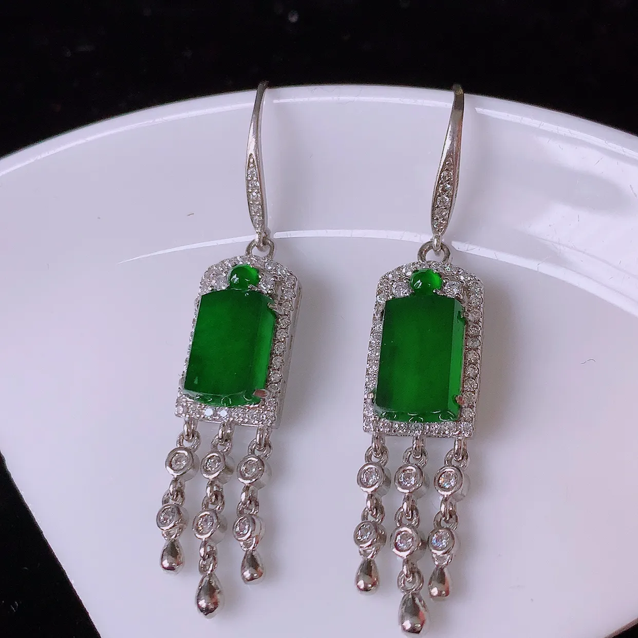 冰透满绿翡翠925银镶嵌耳坠，自然光实拍，翠色灵动，颜色漂亮，种老水足，品相佳，佩戴佳品！#97.20整体48.5*9.5*6裸石10/7