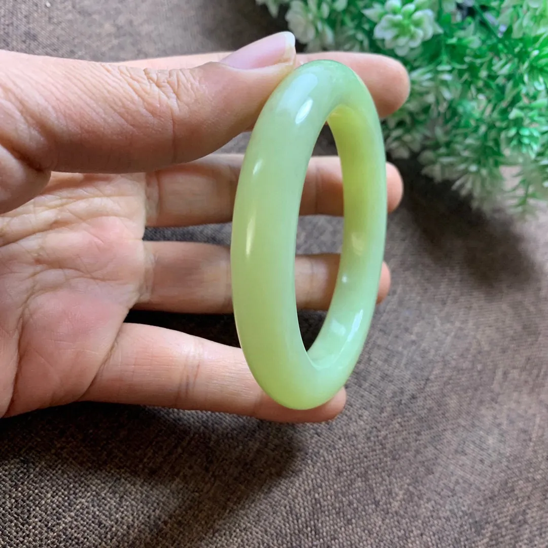 和田玉57圈口黄口料手镯，圈口57宽11.6细腻油润，高脂粉，品相大气