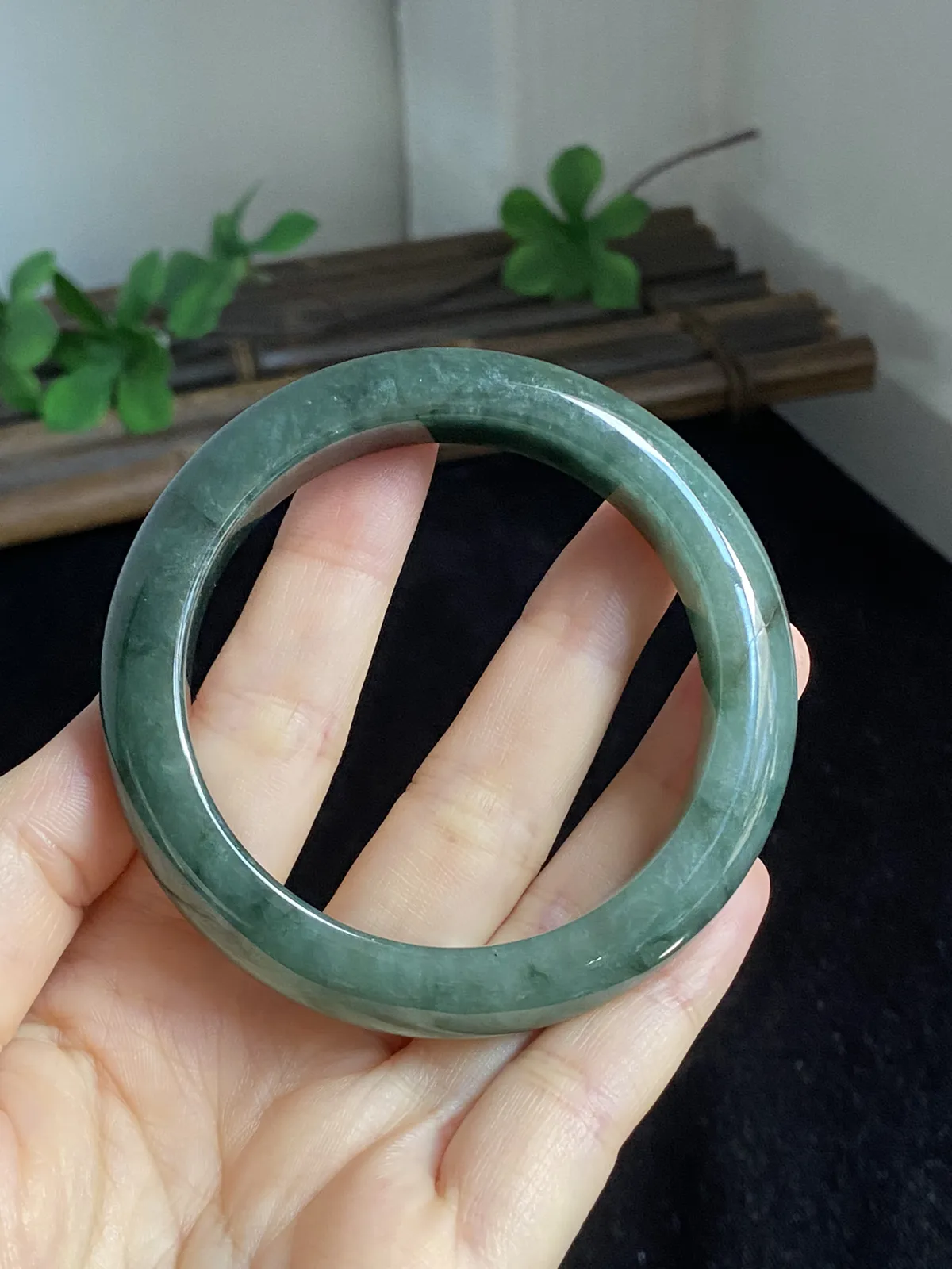 正圈54.4圈口，翡翠糯化种飘绿手镯