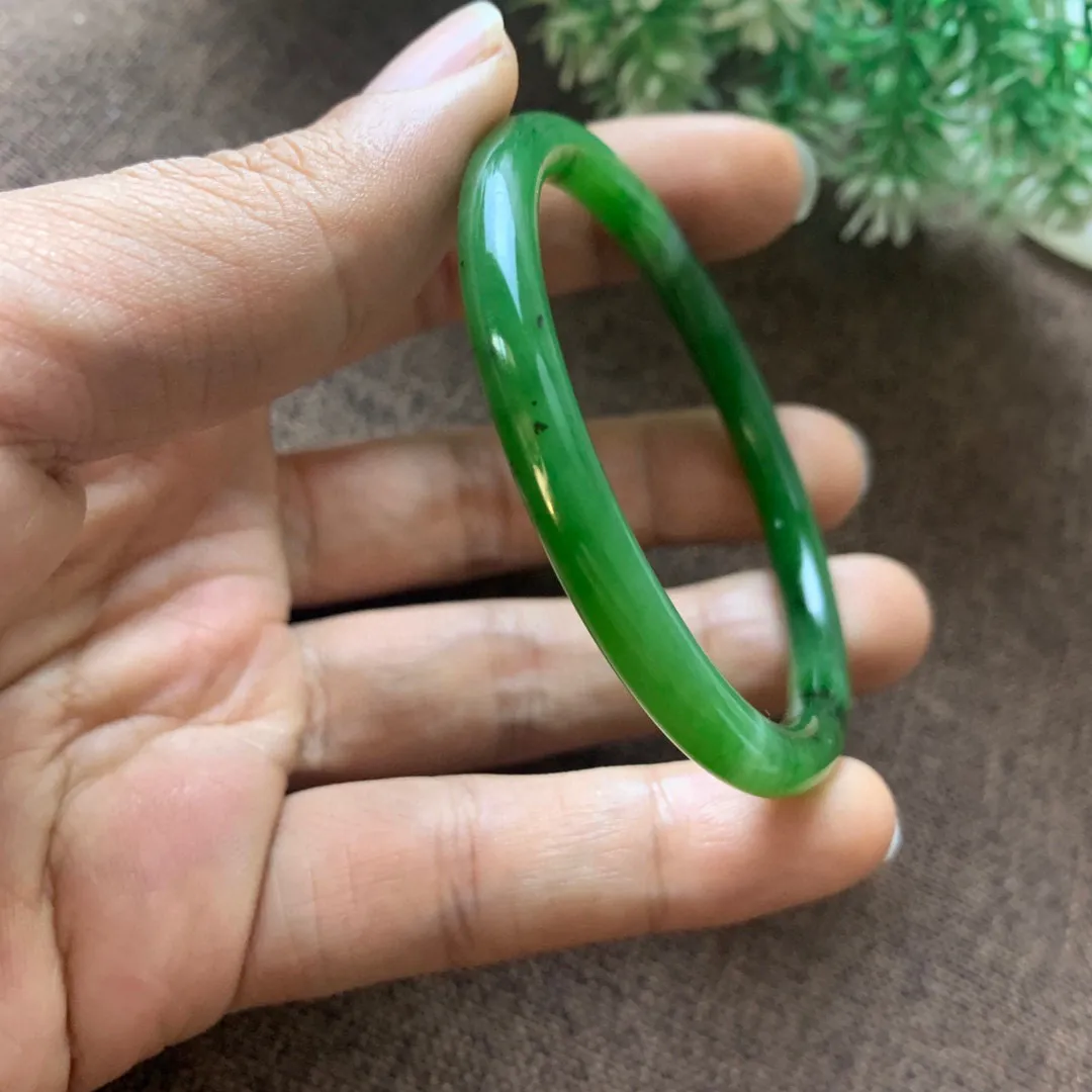 和田玉54圈口碧玉菠菜绿手镯，玉质细腻油润 底色纯净  脂粉好，品质好