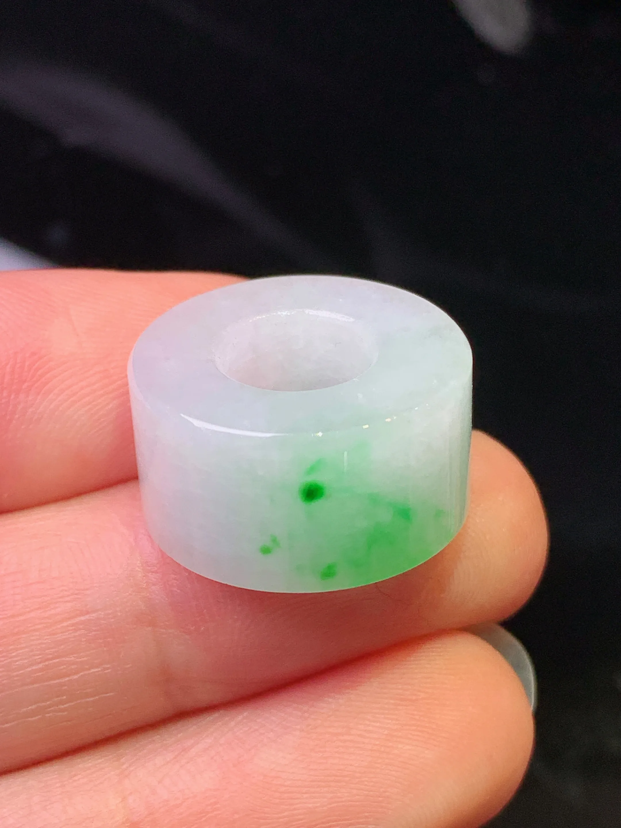 飘绿路路通吊坠 玉质细腻 色泽清新艳丽 整体尺寸18.6*9.6