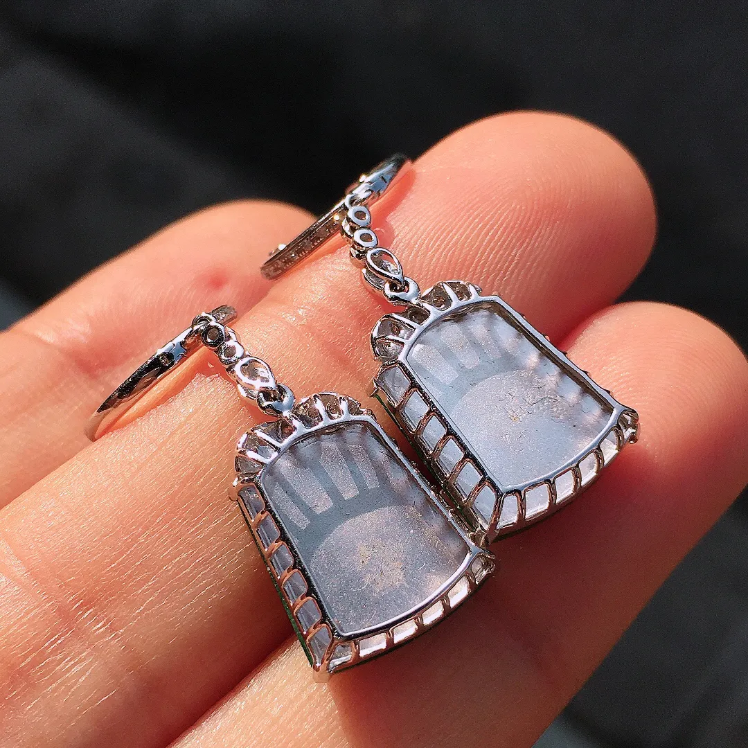 阳绿无事牌耳坠，色泽均匀艳丽，玉质细腻，荧光感超
强，饱满圆润，尽显优雅气质，18k
金豪华镶嵌