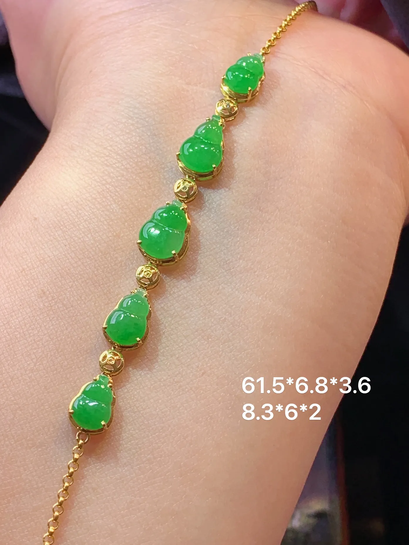 18k金镶嵌翠绿葫芦手链 玉质细腻 色泽清新艳丽 整体尺寸61.5*6.8*3.6