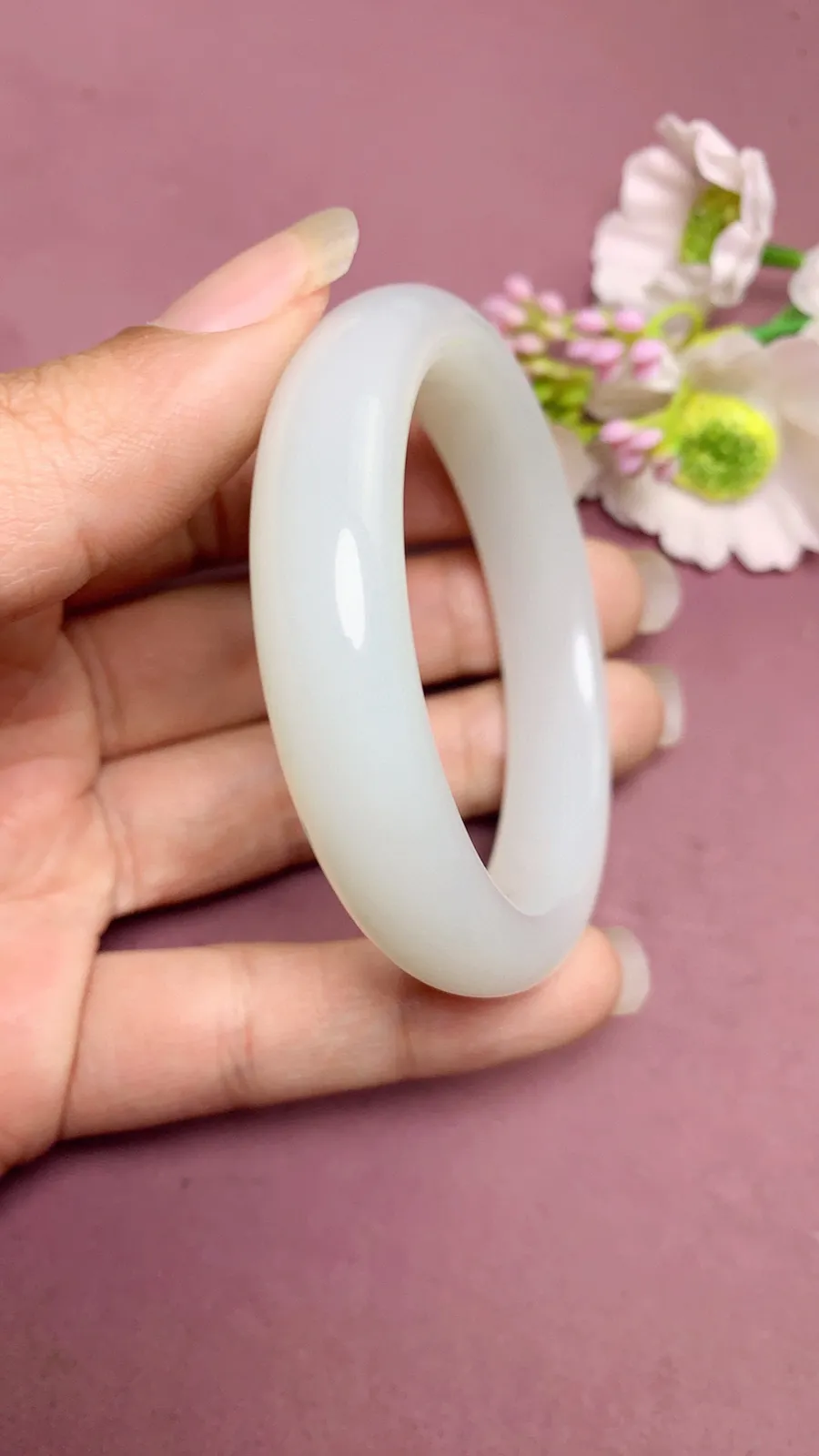 新疆和田玉52.2圈口羊脂白玉手镯，佩戴端庄典雅
