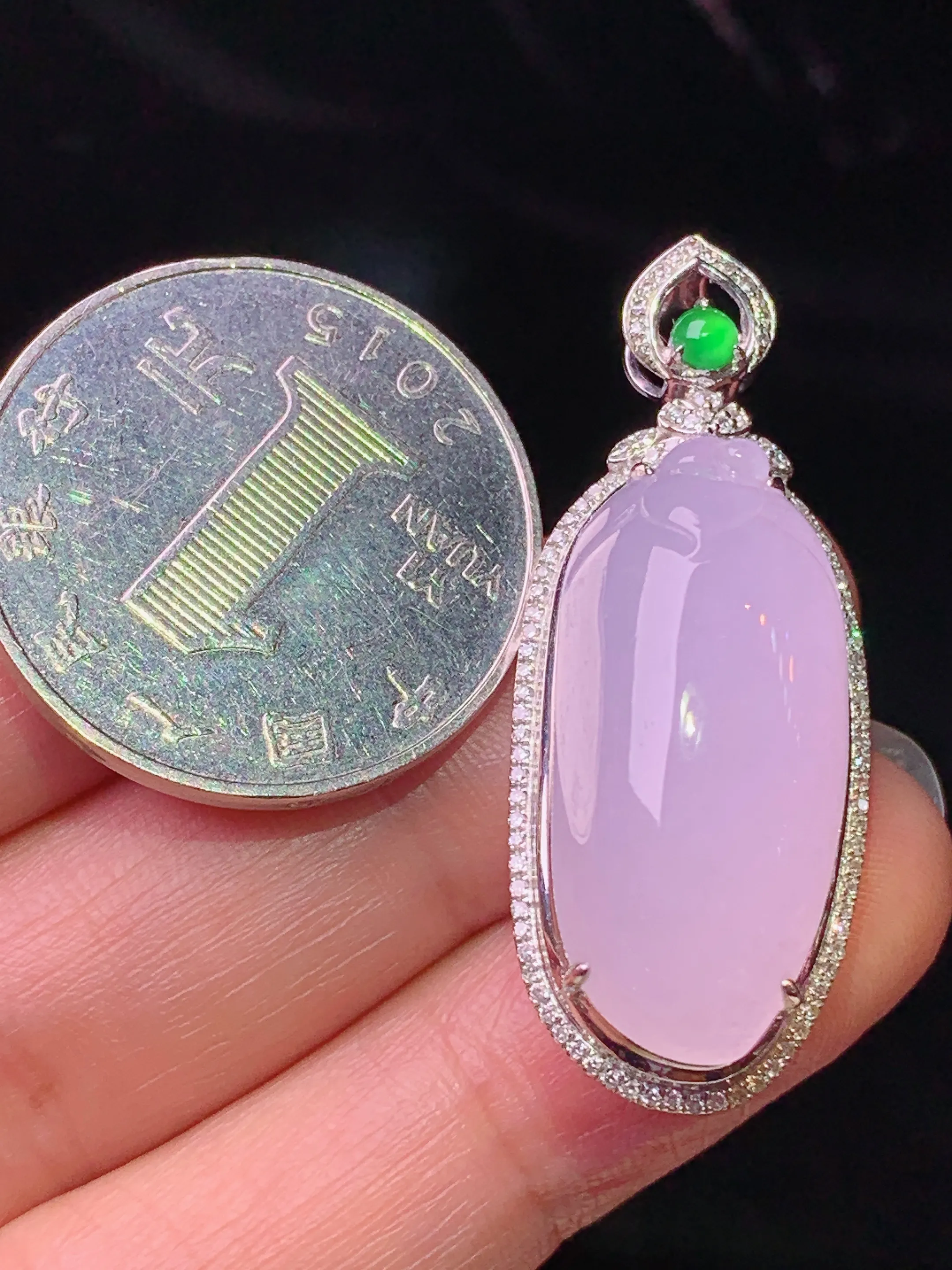 18k金钻镶嵌冰粉紫福瓜吊坠 玉质细腻 色泽清新艳丽 整体尺寸38.2*15.2*11.8