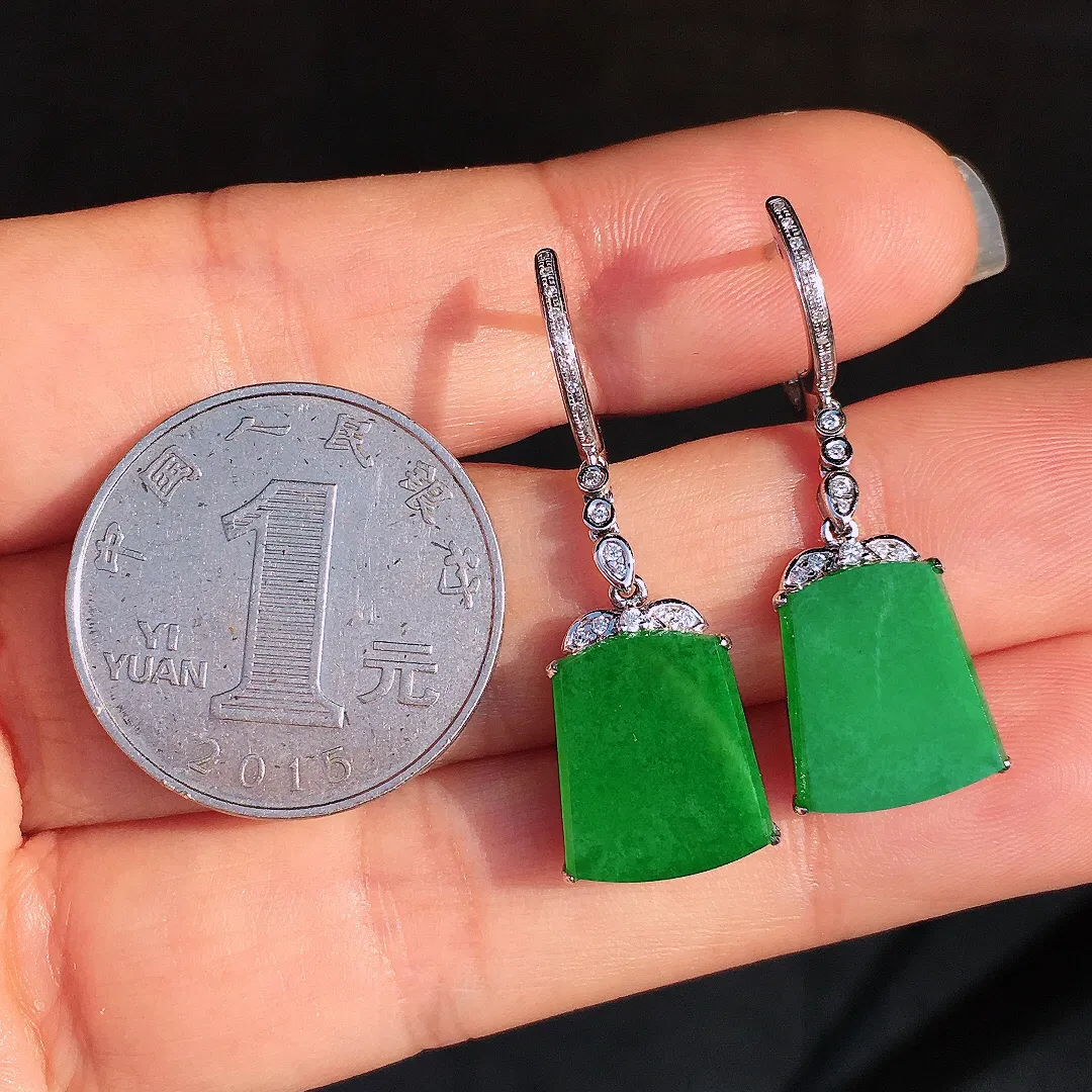 阳绿无事牌耳坠，色泽均匀艳丽，玉质细腻，荧光感超
强，饱满圆润，尽显优雅气质，18k
金豪华镶嵌