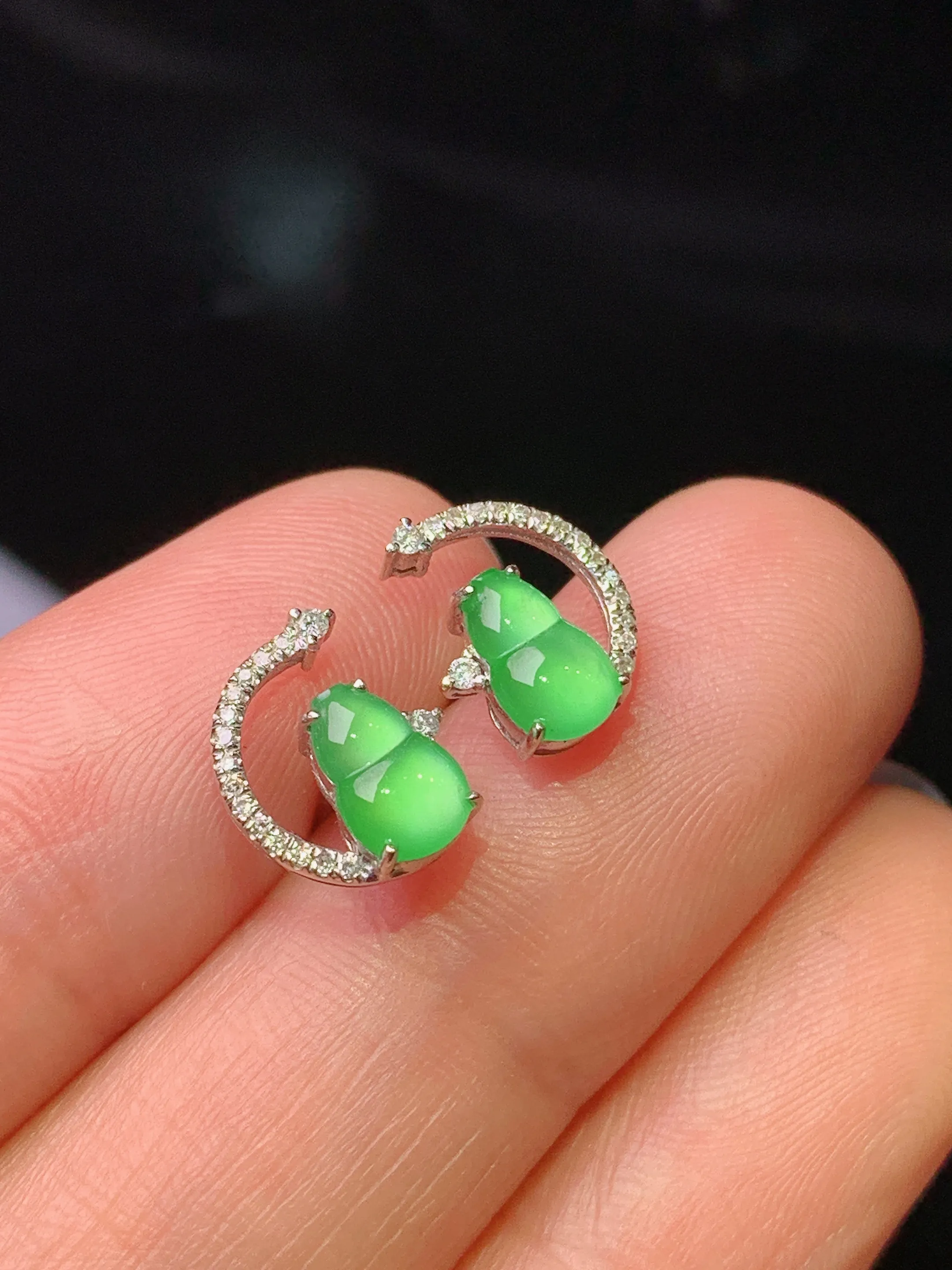 18k金钻镶嵌翠绿葫芦耳钉吊坠 玉质细腻 色泽清新艳丽 整体尺寸10*7.8*3.8