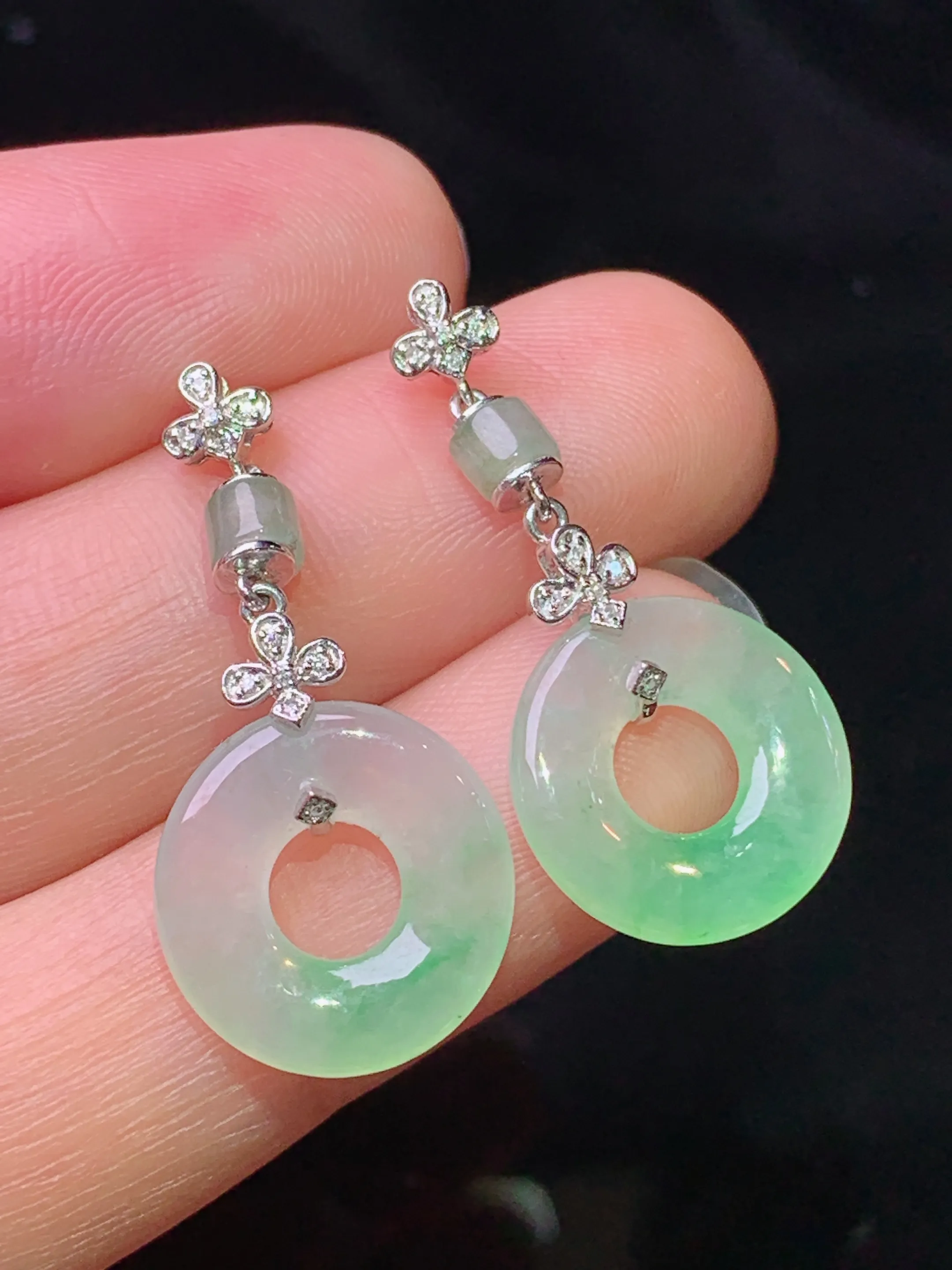 18k金钻镶嵌飘绿平安环耳坠 玉质细腻 色泽清新艳丽 整体尺寸28*13.7*2.7