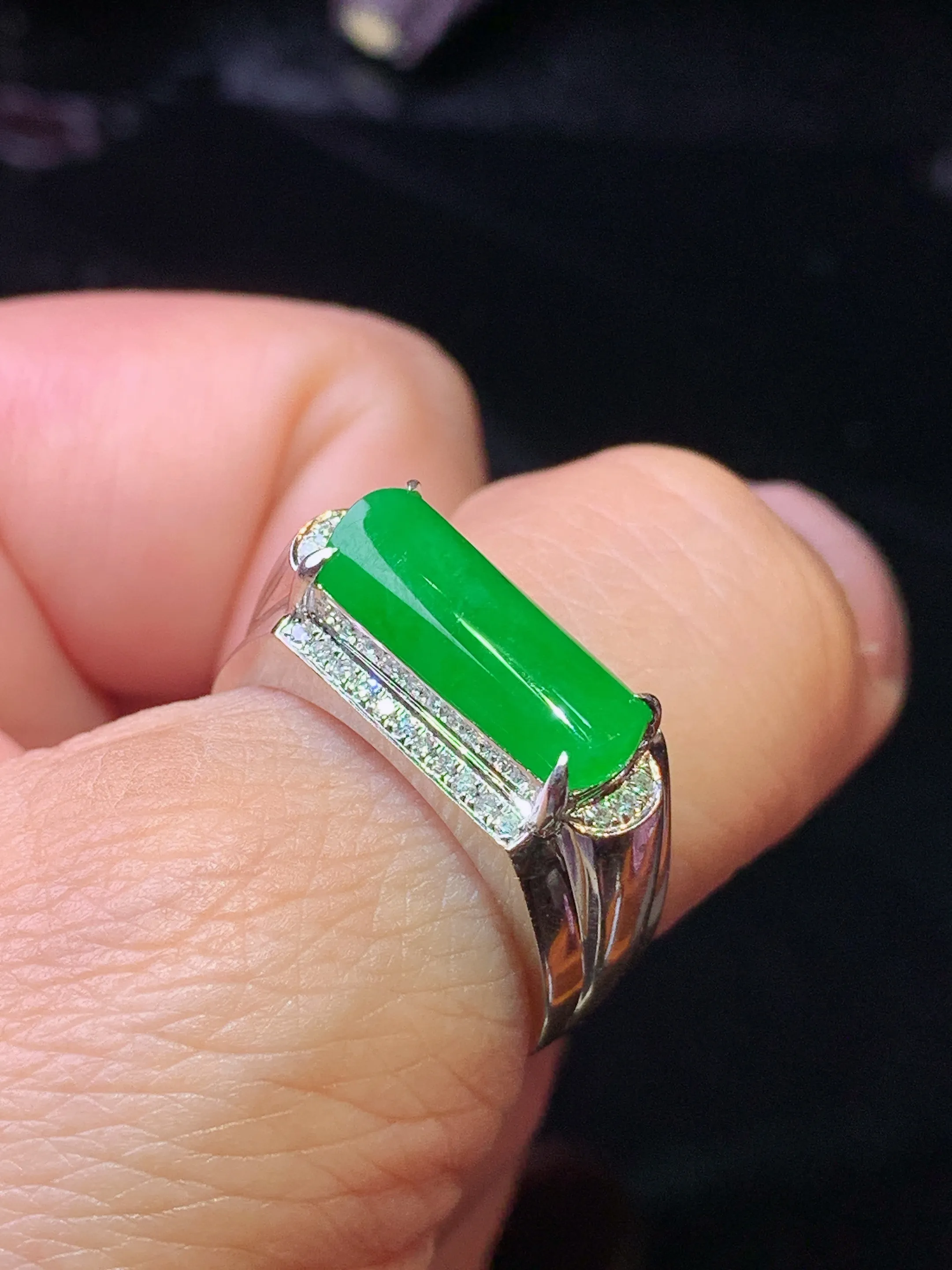 18k金钻镶嵌满绿玉柱戒指 玉质细腻 色泽清新艳丽 圈口18.5 裸石尺寸6*18*3.3