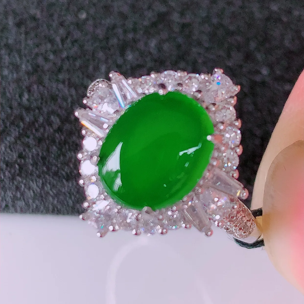 冰透满绿翡翠925银镶嵌戒指，自然光实拍，翠色灵动，颜色漂亮，种老水足，品相佳，佩戴佳品！#97.20（圈口可调大小）整体26.5*17.7*7.5裸石10*7.8