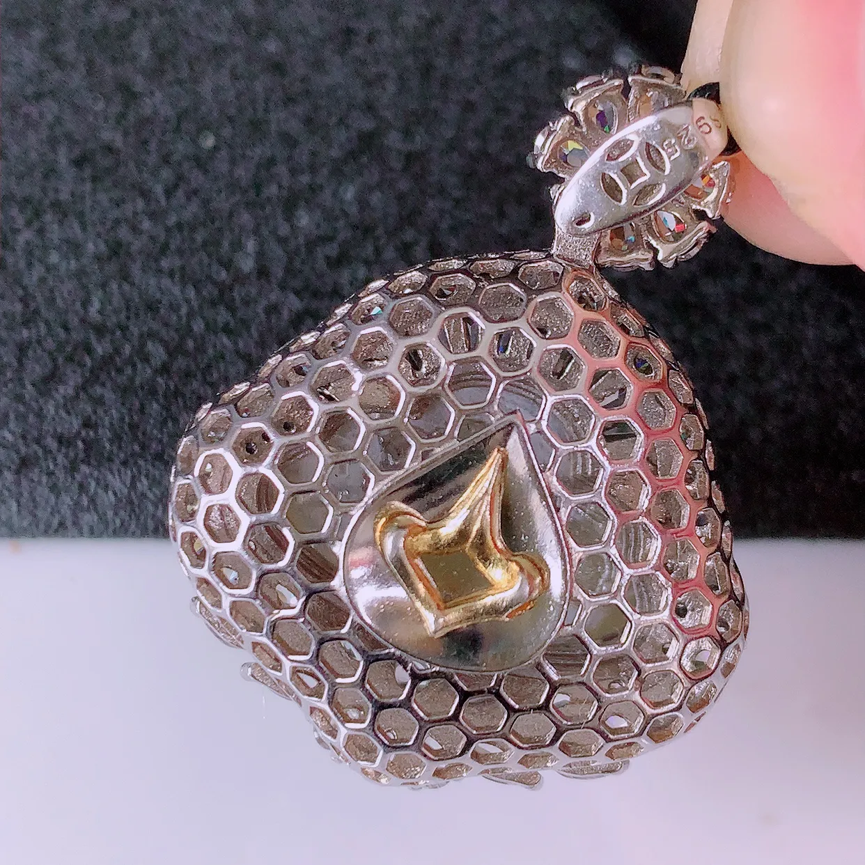 冰透满绿翡翠925银镶嵌佛公吊坠，自然光实拍，翠色灵动，颜色漂亮，种老水足，品相佳，佩戴佳品！#97.20整体33.8*26.5*12.5裸石19.5*15.5