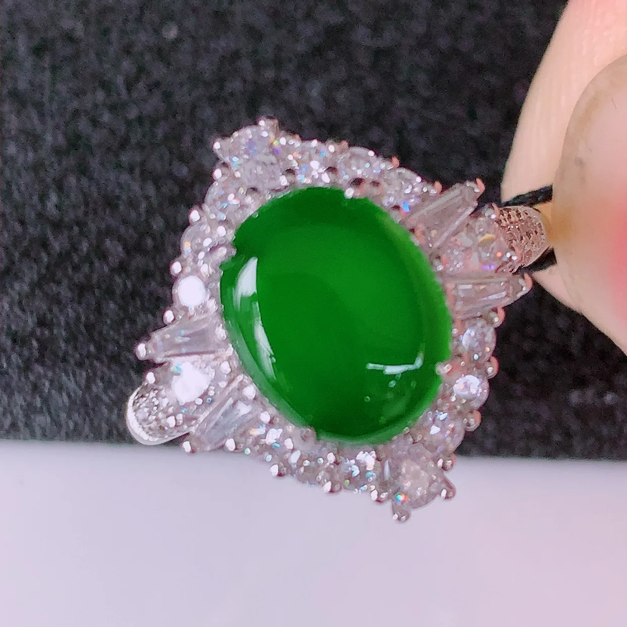 冰透满绿翡翠925银镶嵌戒指，自然光实拍，翠色灵动，颜色漂亮，种老水足，品相佳，佩戴佳品！#97.2