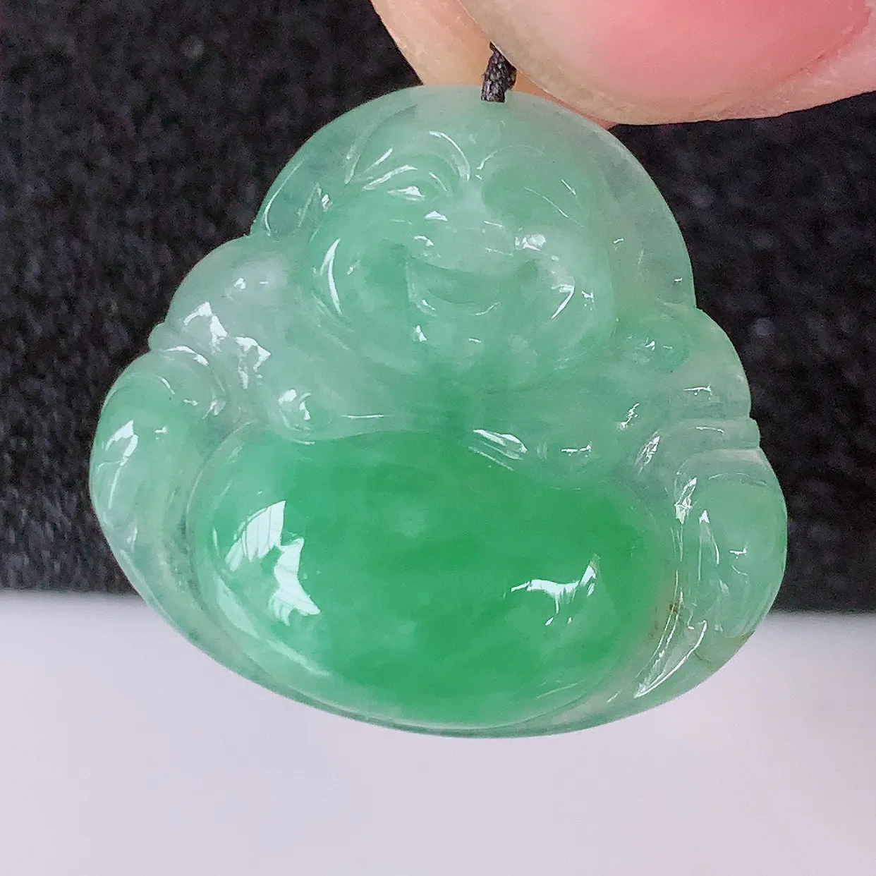 自然光实拍，冰润满绿翡翠佛公吊坠，玉笑佛，饱满，开脸喜庆，配戴优雅迷人！#57.20