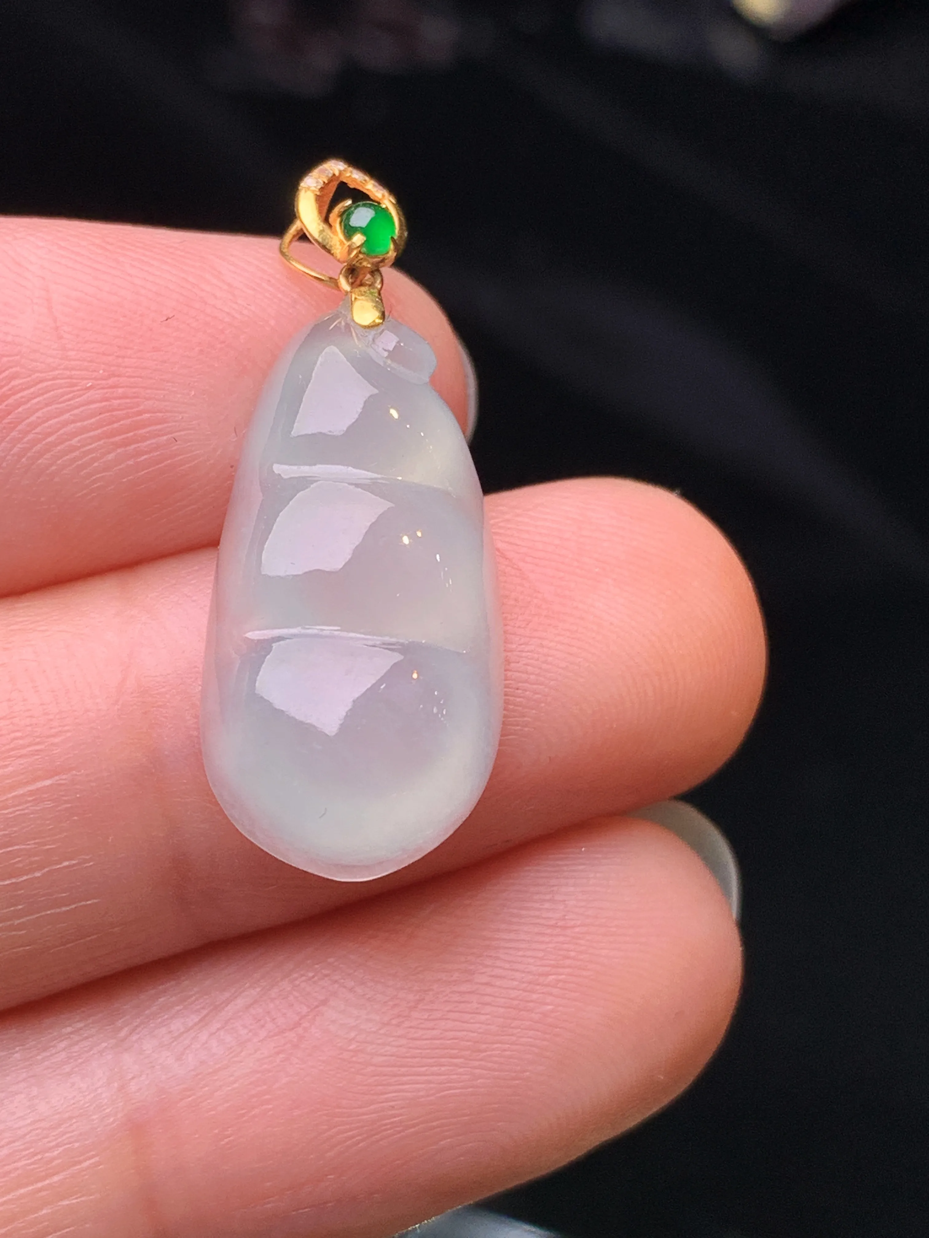 18k金镶嵌冰种四季豆吊坠 玉质细腻 色泽清新艳丽 整体尺寸27*10.8*5.2