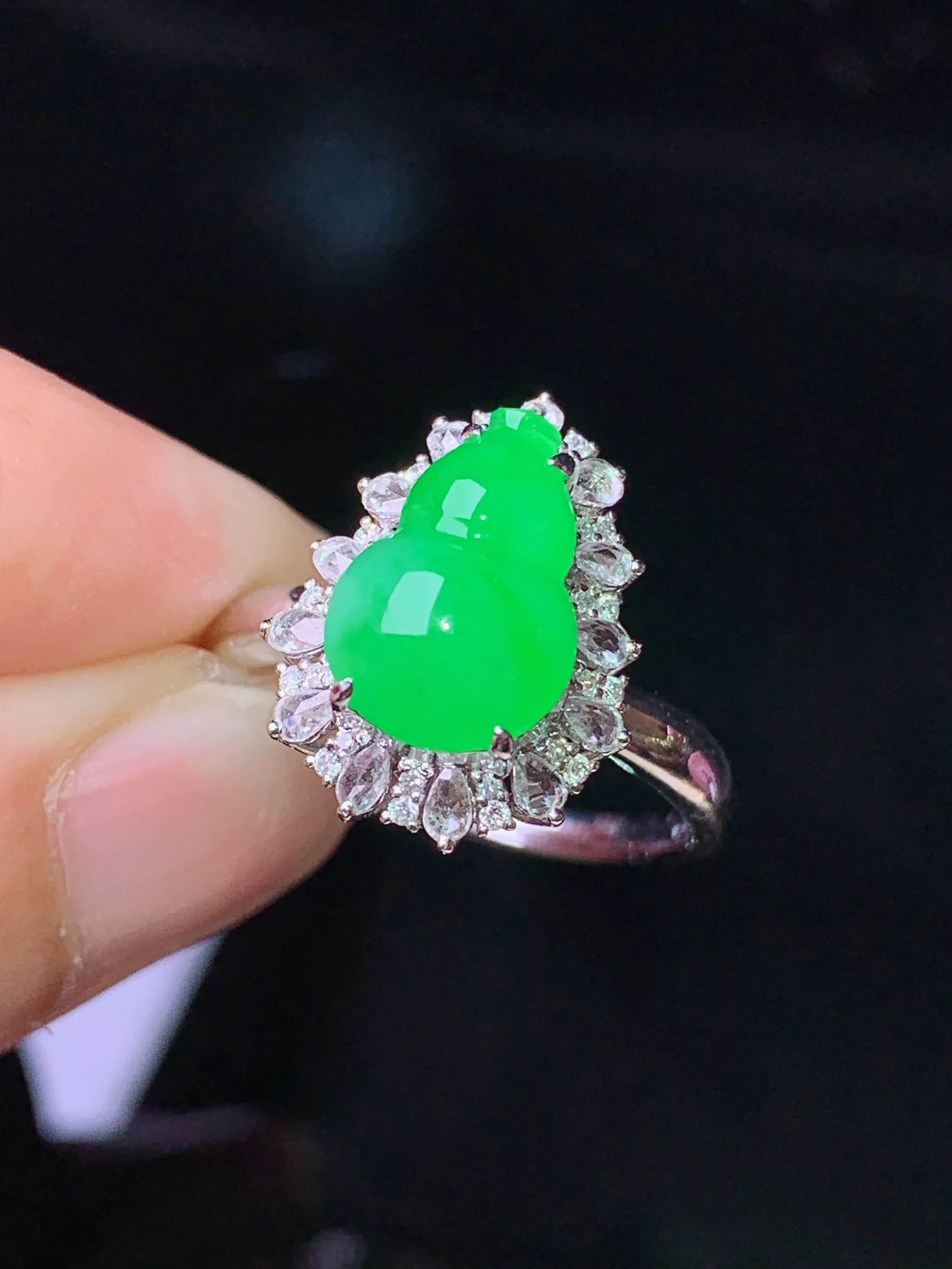 18k金钻镶嵌翠绿葫芦戒指 玉质细腻 色泽清新艳丽 圈口15 整体尺寸16*12.5*10.5