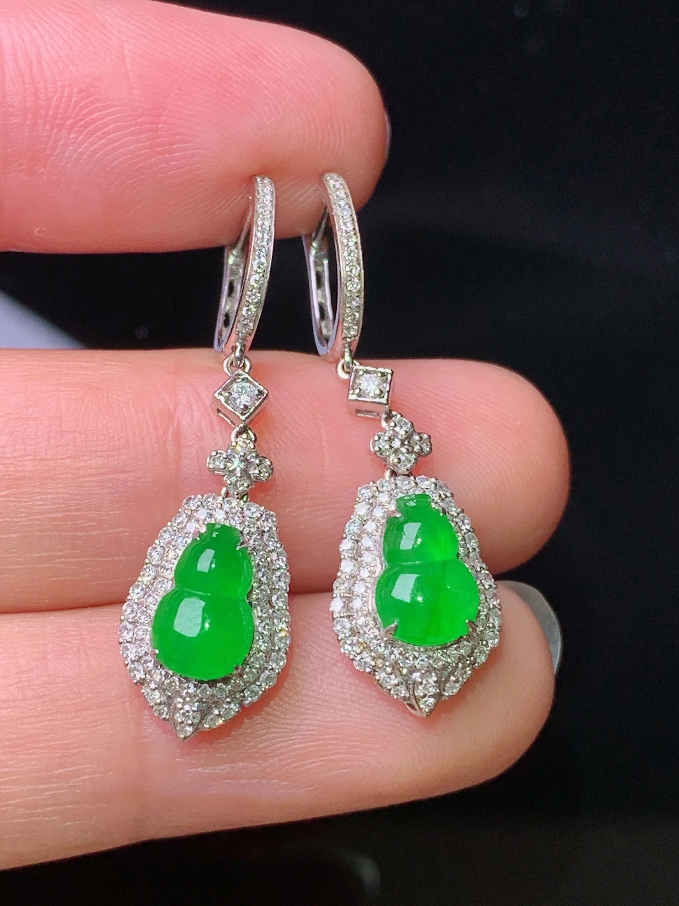 18k金钻镶嵌满绿葫芦耳坠 玉质细腻 色泽清新艳丽 整体尺寸33.5*9.3*6.8