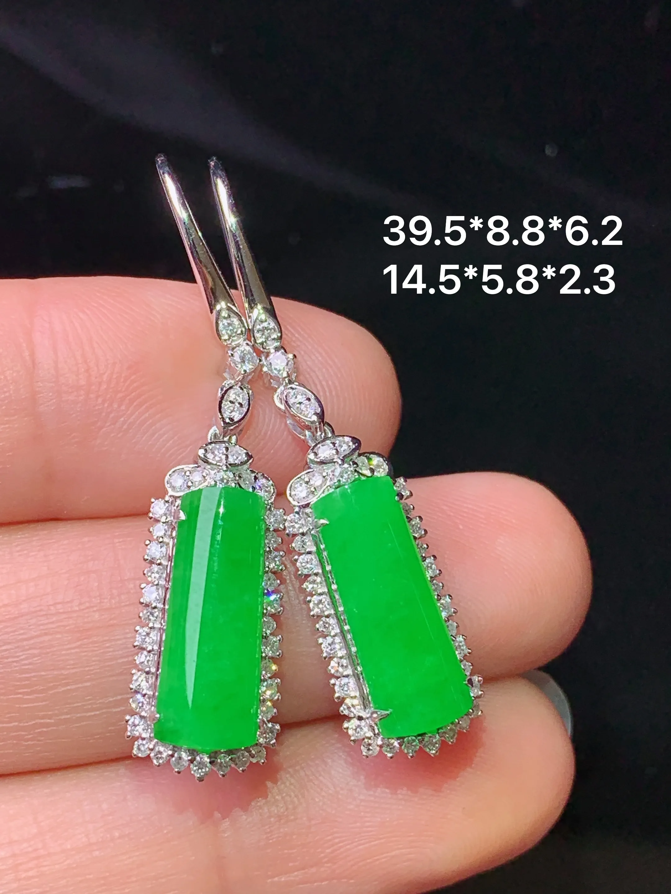 18k金钻镶嵌满绿玉柱耳坠 玉质细腻 色泽清新艳丽 整体尺寸39.5*8.8*6.2