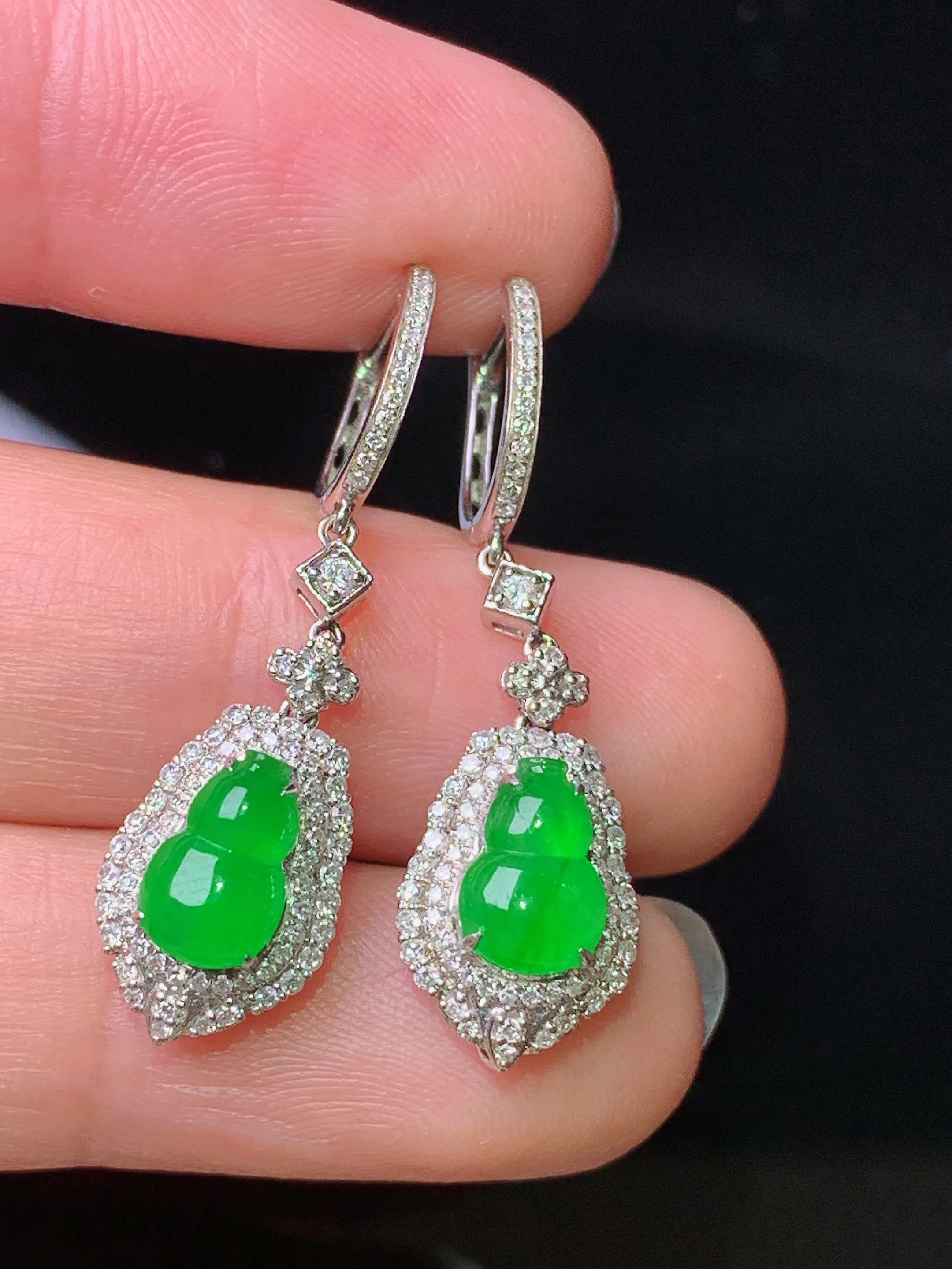 18k金钻镶嵌满绿葫芦耳坠 玉质细腻 色泽清新艳丽 整体尺寸33.5*9.3*6.8