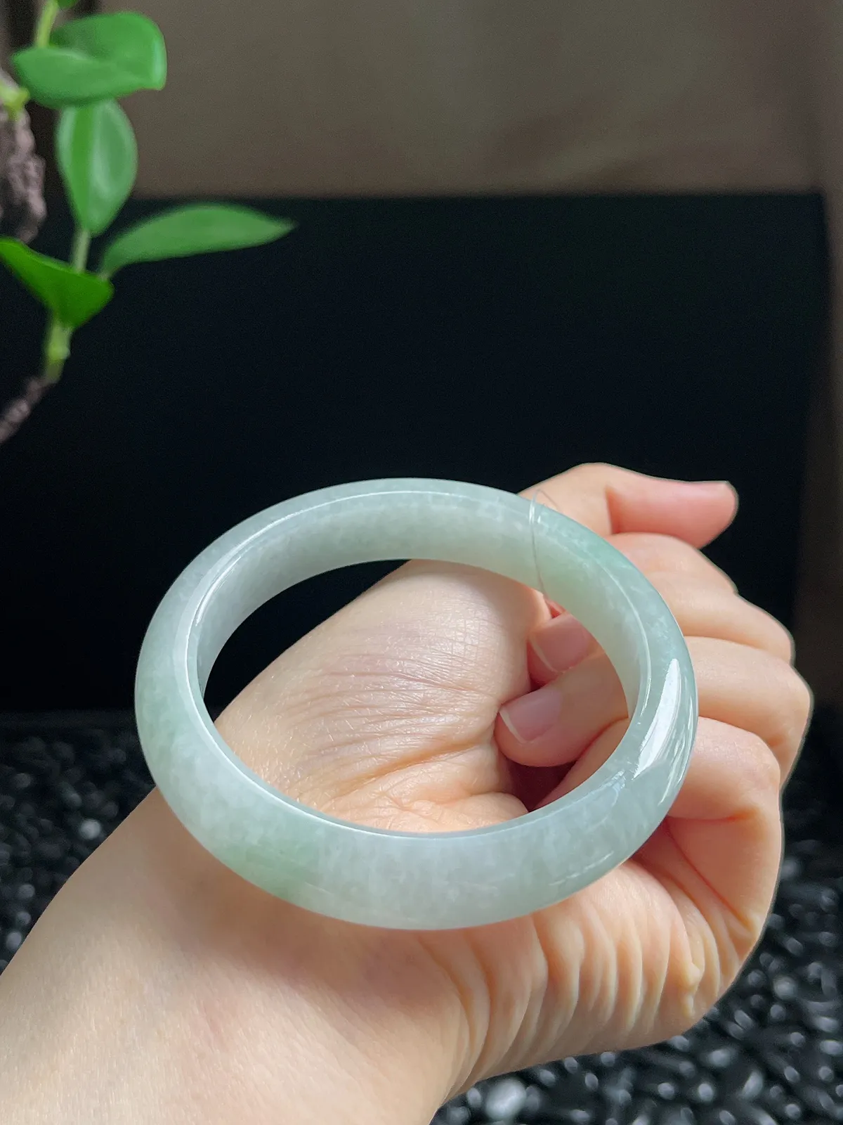 正圈56圈口，翡翠糯化种浅绿手镯