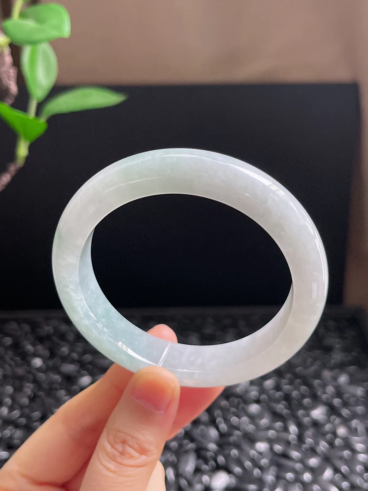 正圈56.2圈口，翡翠冰糯种飘绿手镯