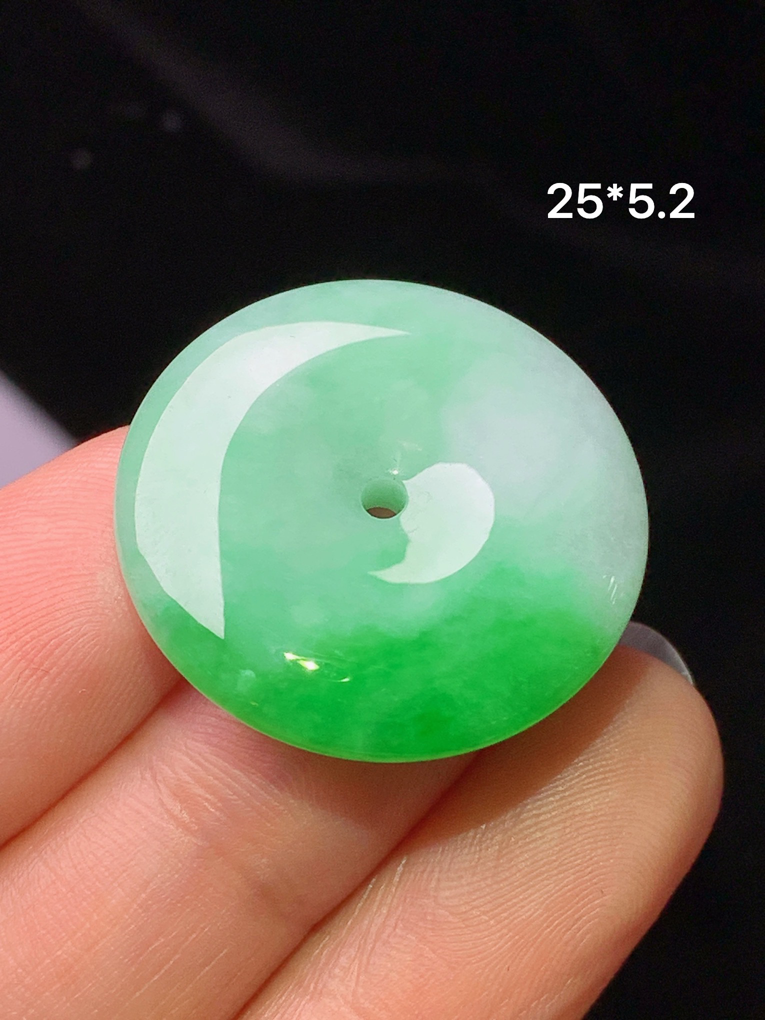 翠绿平安扣吊坠 玉质细腻 色泽清新艳丽 整体尺寸25*5.2