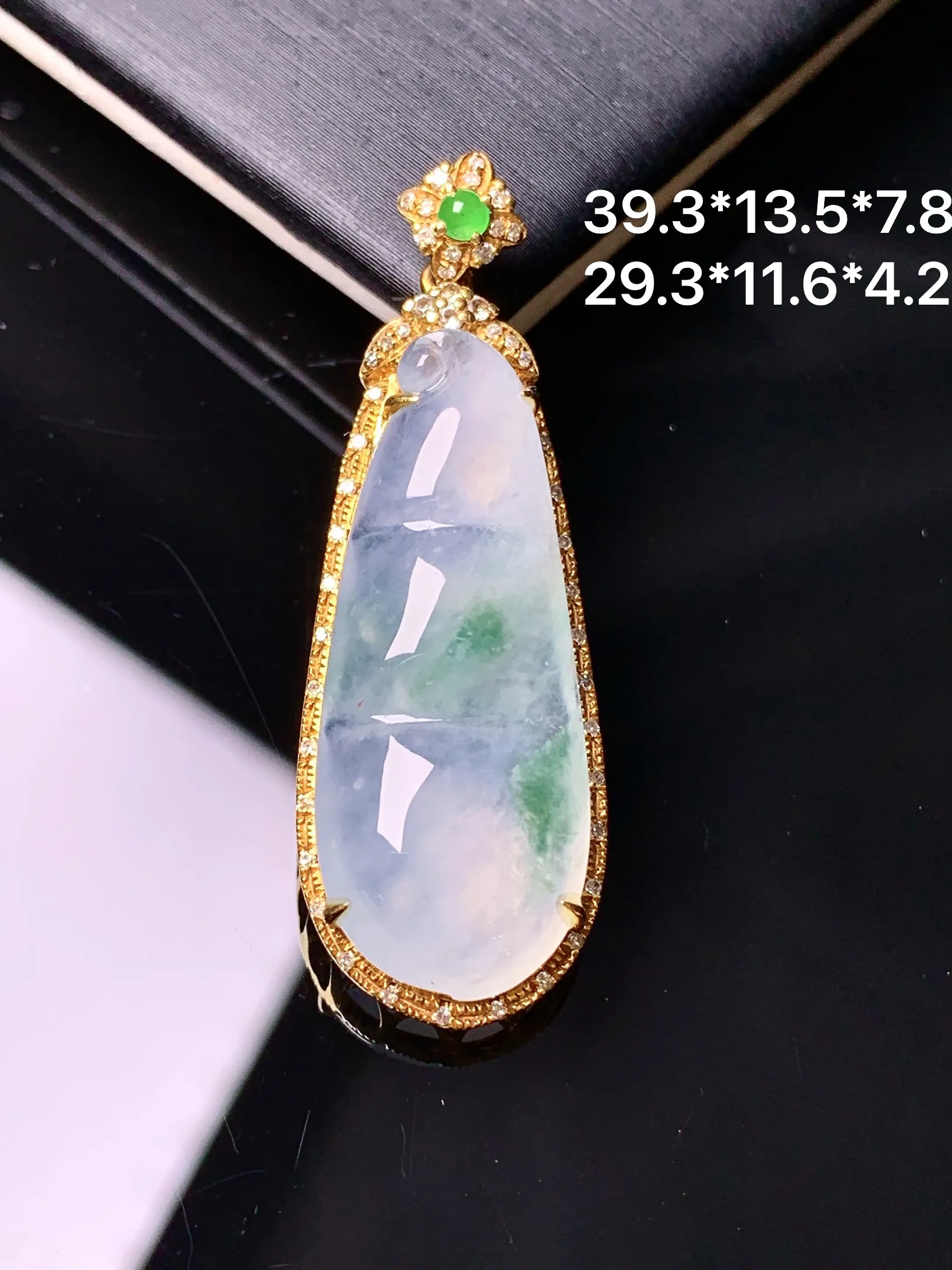 18k金钻镶嵌飘绿四季豆吊坠 玉质细腻 色泽清新艳丽 整体尺寸39.3*13.5*7.8