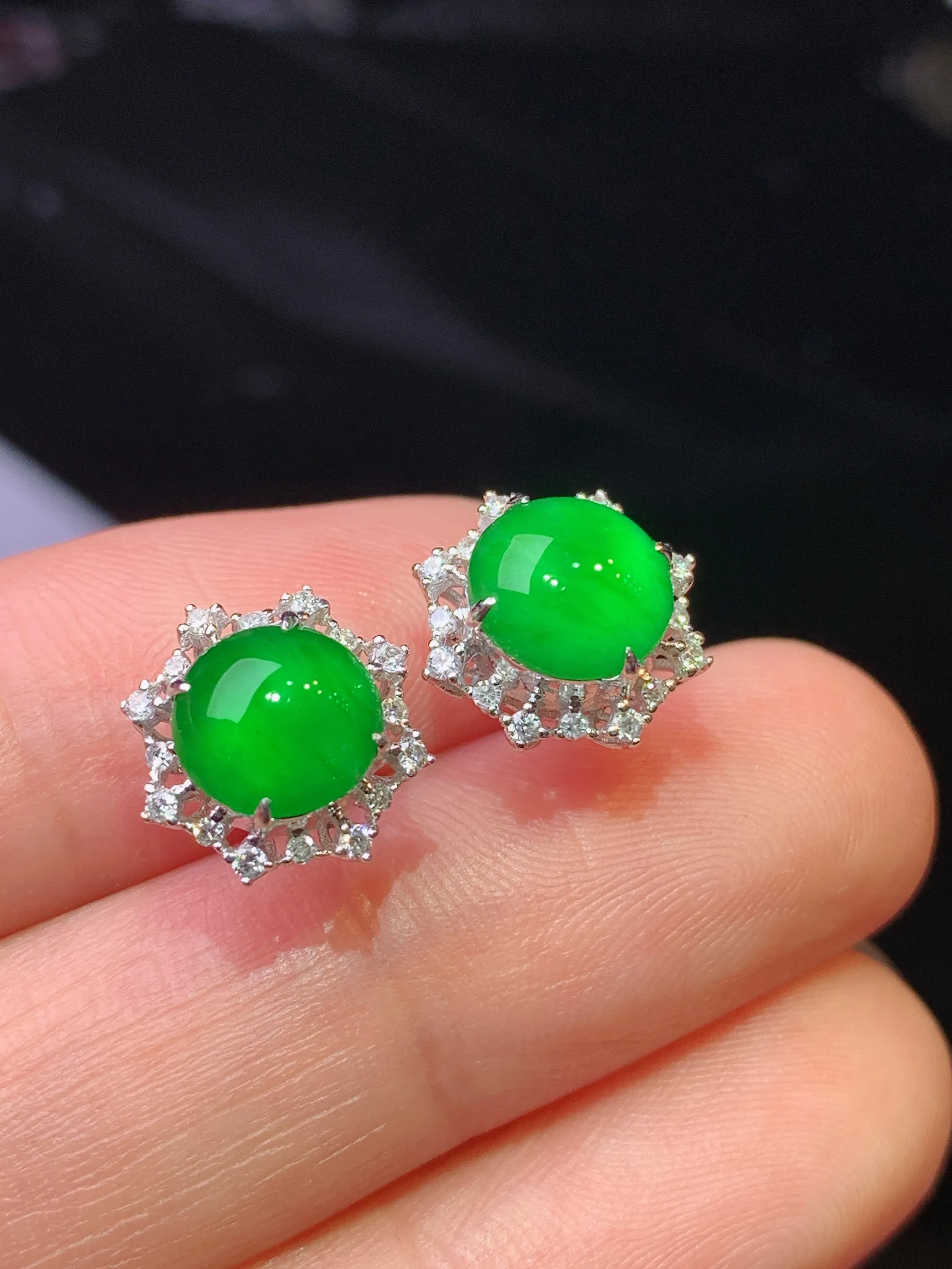 18k金钻镶嵌满绿蛋面耳钉 玉质细腻 色泽清新艳丽 整体尺寸11.3*7.8