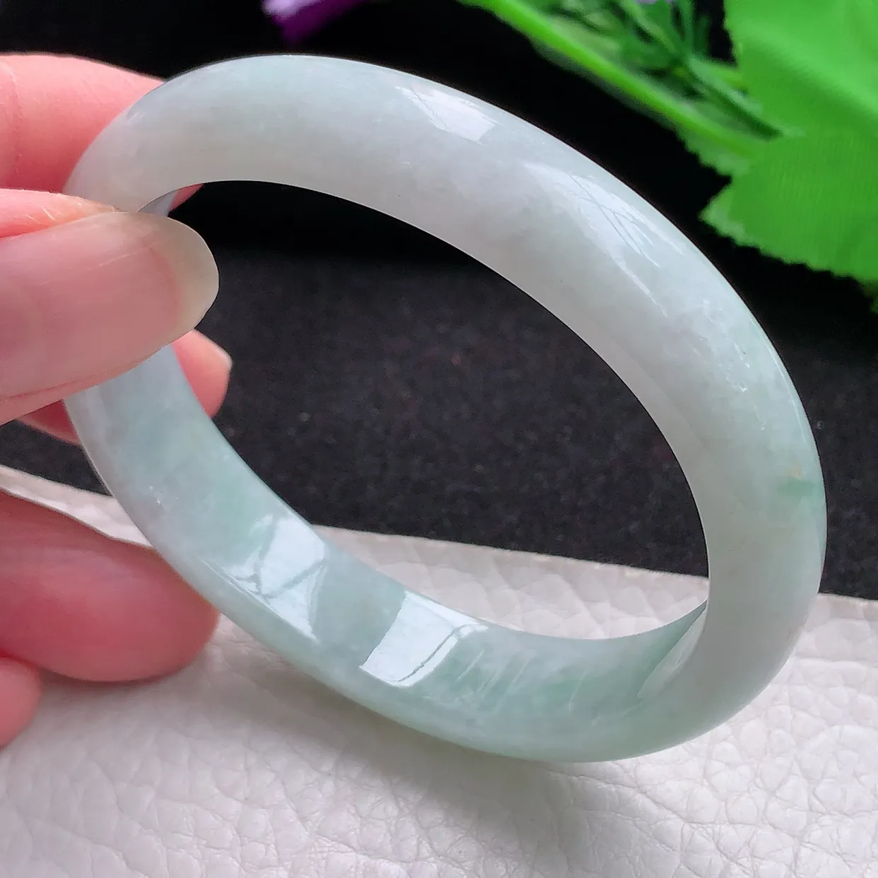 ll自然光55.5*47.5*12*7贵妃镯 翡翠a货玉镯子浅绿蛋形宽边玉手环