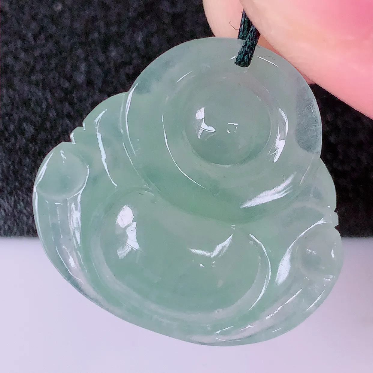 自然光实拍，冰种淡绿翡翠佛公吊坠，水灵起胶，翠色迷人，佛公在心中，一生平安，饱满圆润，开怀大笑佛公，配戴灵气十足！#57.20