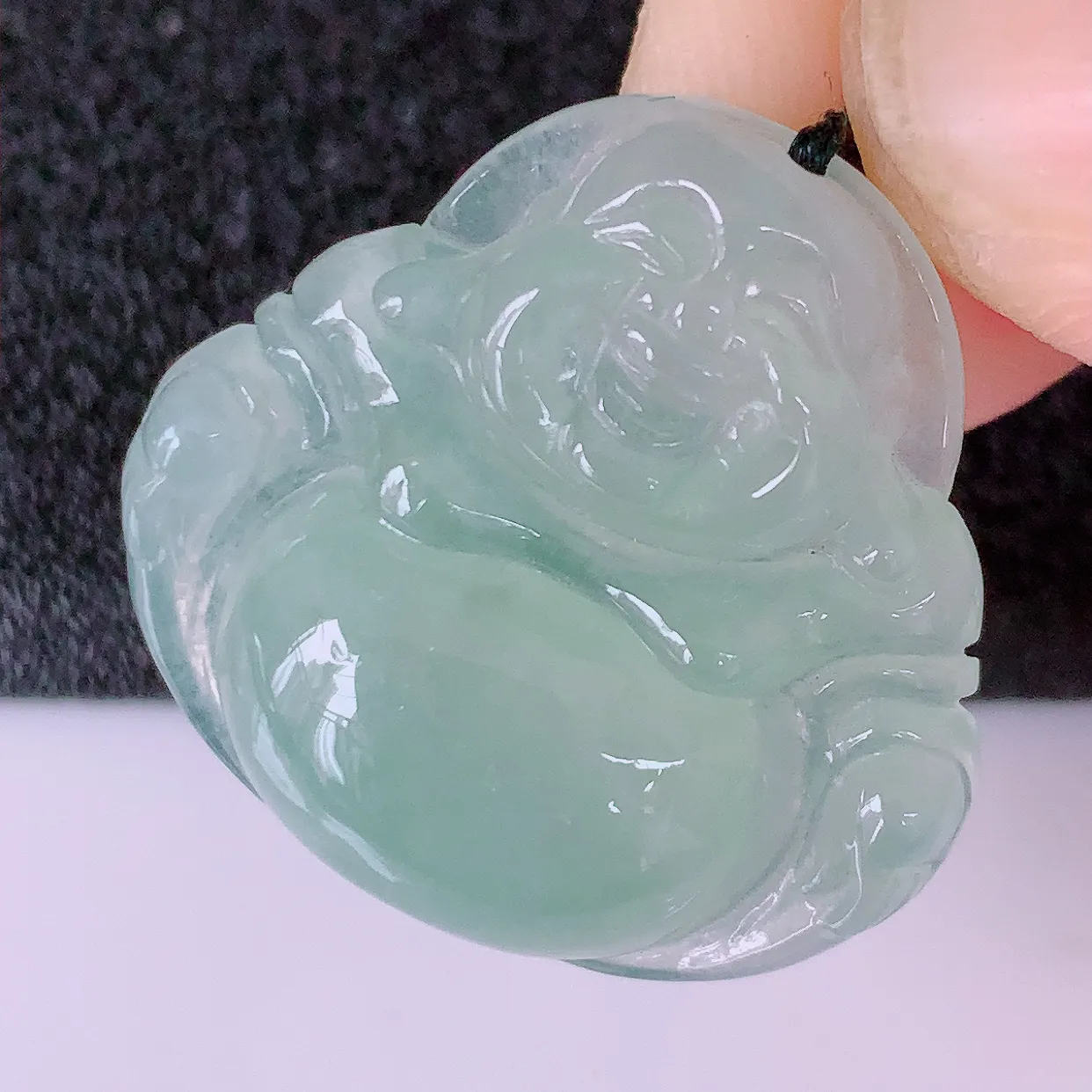 自然光实拍，冰种淡绿翡翠佛公吊坠，水灵起胶，翠色迷人，佛公在心中，一生平安，饱满圆润，开怀大笑佛公，