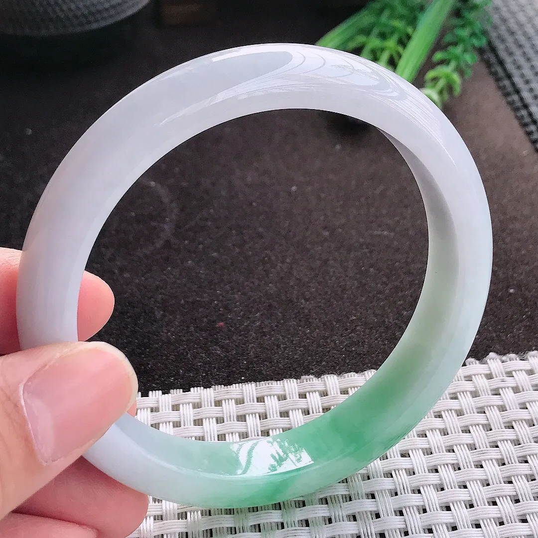 天然A货翡翠62.5/12.4/8.5老坑精美温润飘绿手镯大圈口宽边玉镯