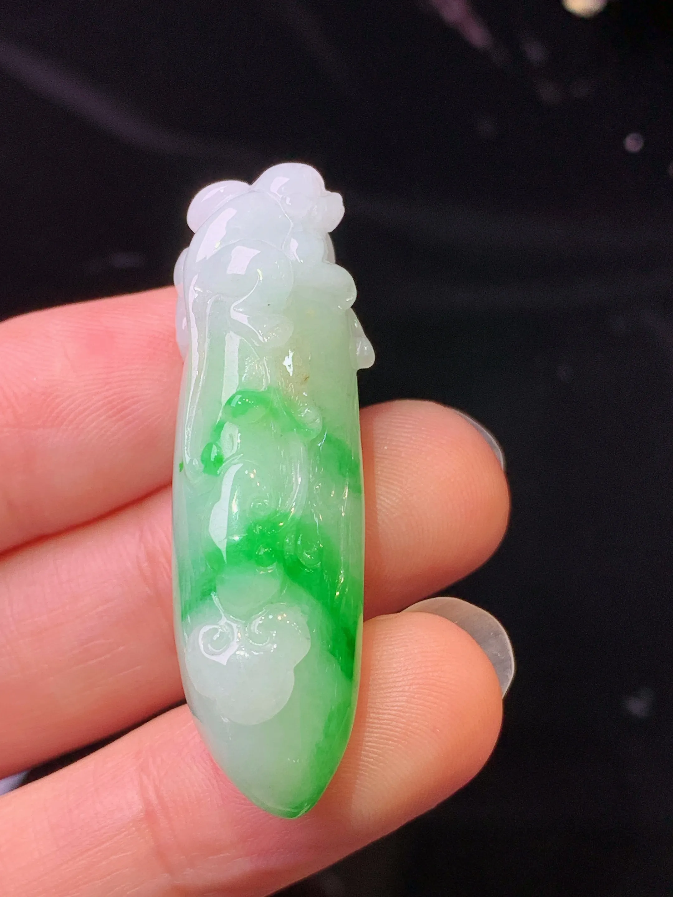 飘绿灵猴吊坠 玉质细腻 色泽清新艳丽 整体尺寸41.8*15.5*12