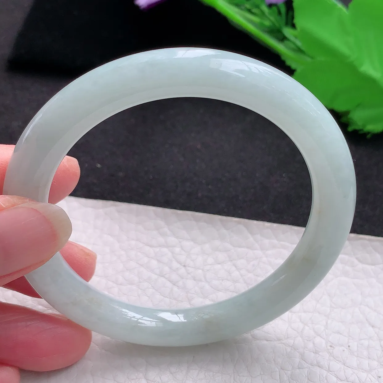 z自然光57*9.2*9美人镯 缅甸翡翠A货浅绿水润圆条玉手镯玉手环