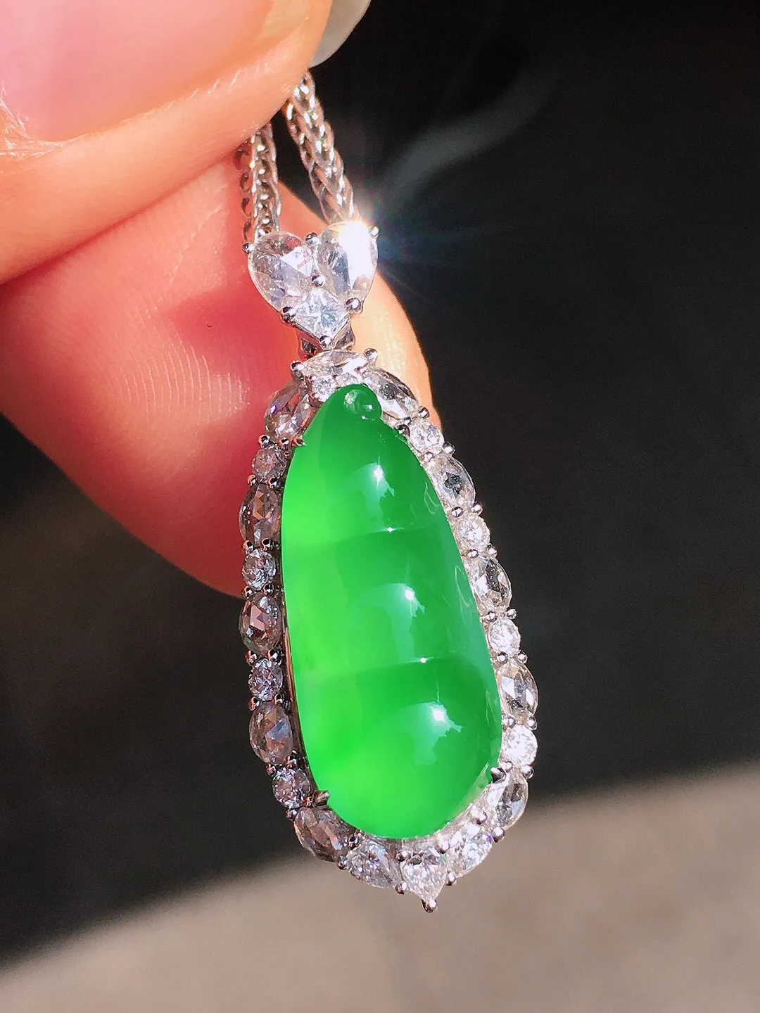 阳绿福豆吊坠，色泽均匀艳丽，玉质细腻，荧光感超
强，饱满圆润，尽显优雅气质，18k
金豪华镶嵌