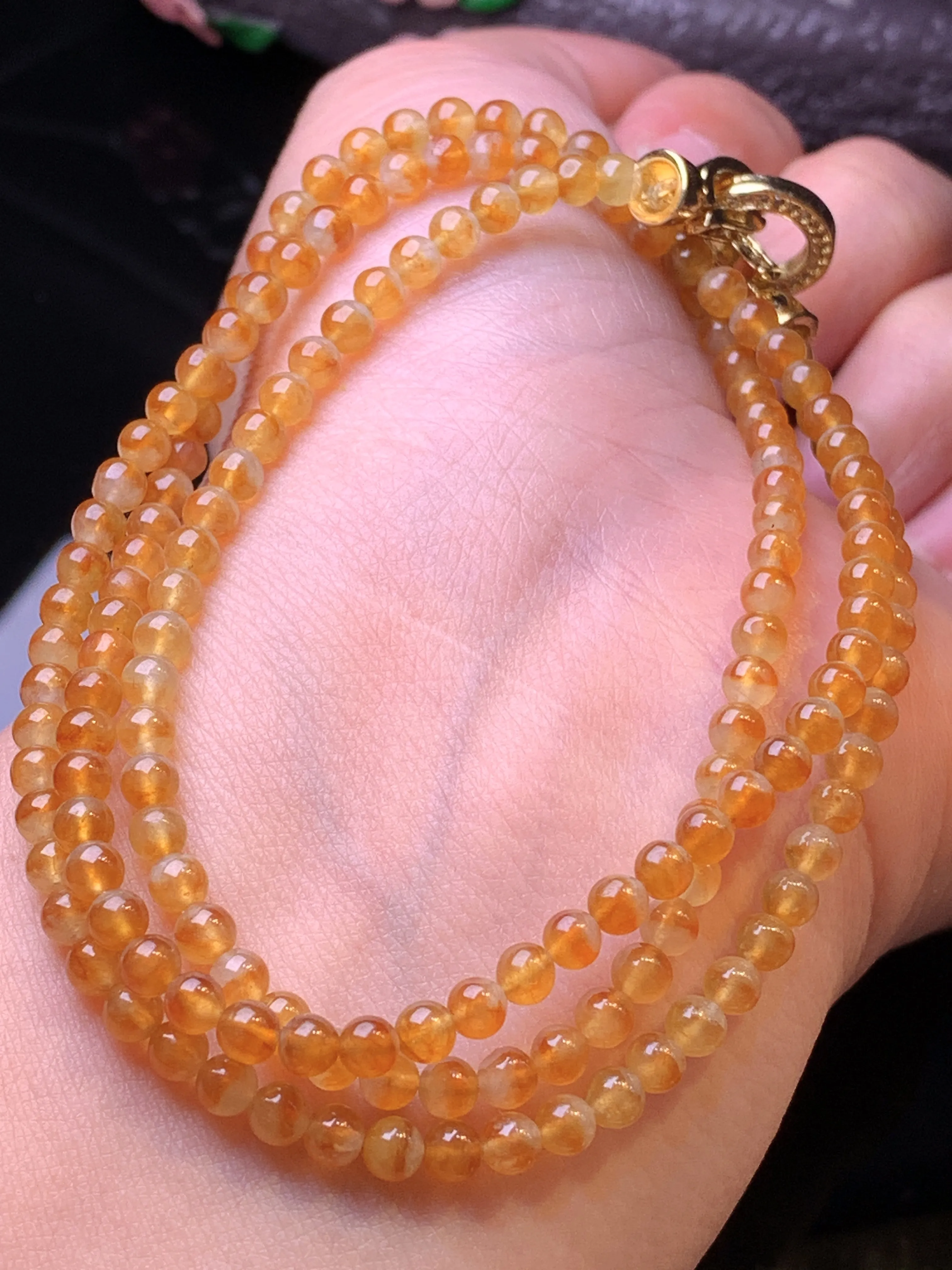 黄翡圆珠项链 玉质细腻 色泽清新艳丽 整体尺寸3.6