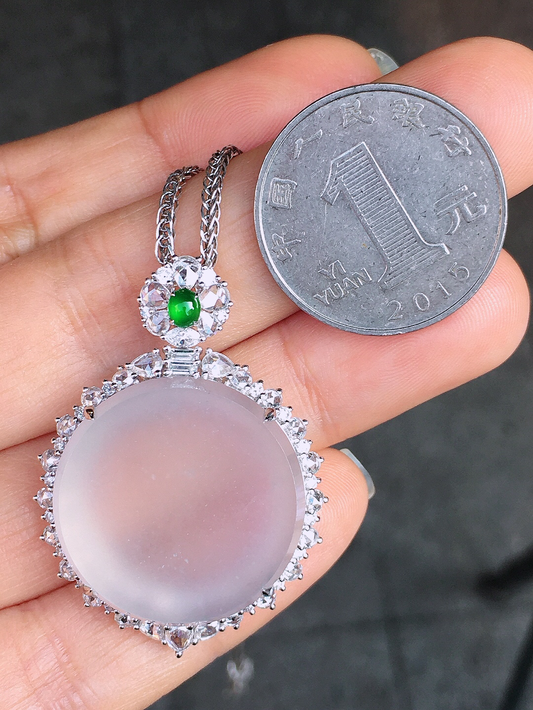 冰种平安扣吊坠，玉质细腻，荧光感超
强，饱满圆润，尽显优雅气质，18k
金豪华镶嵌