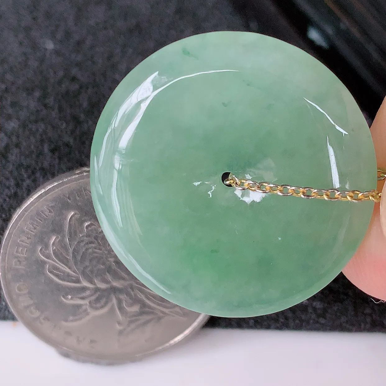 自然光实拍，冰种满绿飘花翡翠平安扣吊坠，玉扣，平安是福；很美的料子，平安扣佩戴优雅迷人！#57.20