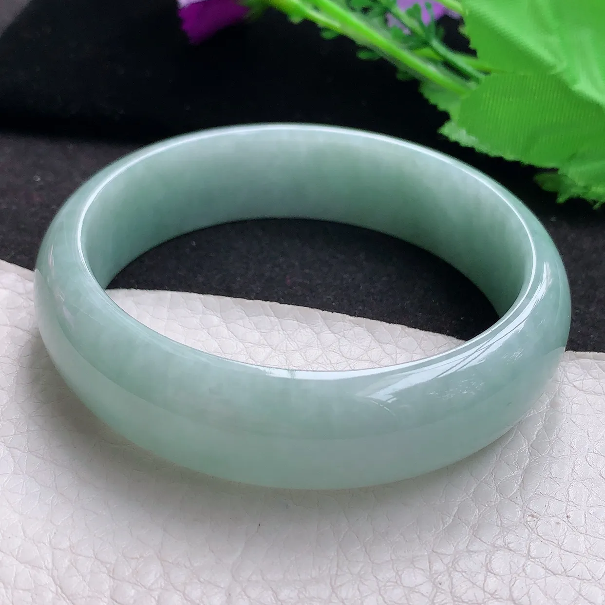 js大圈口62*17.3*7.5轮胎镯 缅甸翡翠a货水润浅绿宽边玉手镯玉手环